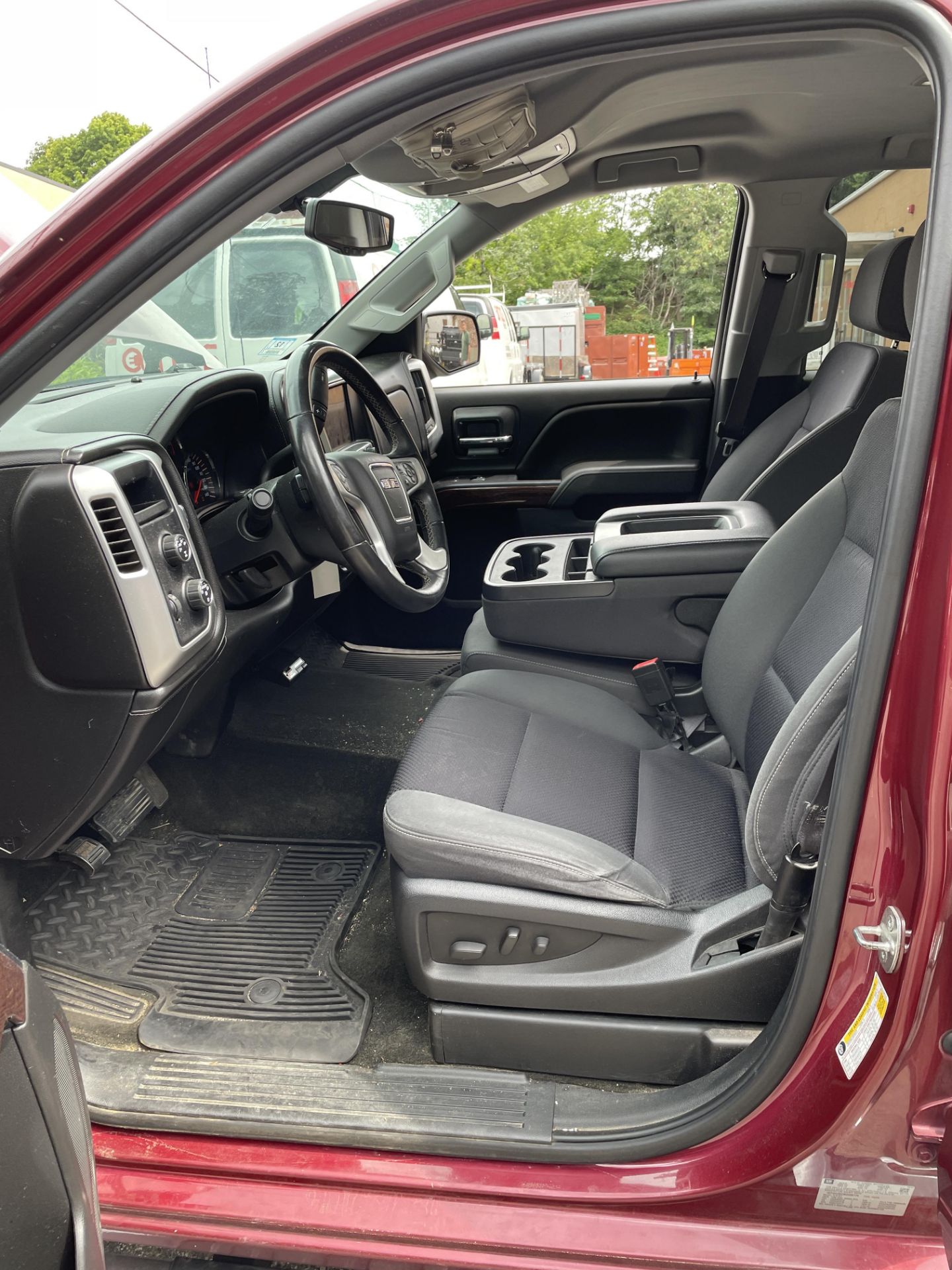 2014 GMC Sierra Z71 1500 SLE 4 Door Pickup, Solid Tonneau V8 Gas, 5.3L, 4 x 4, Odom: 91,012 - Image 7 of 14