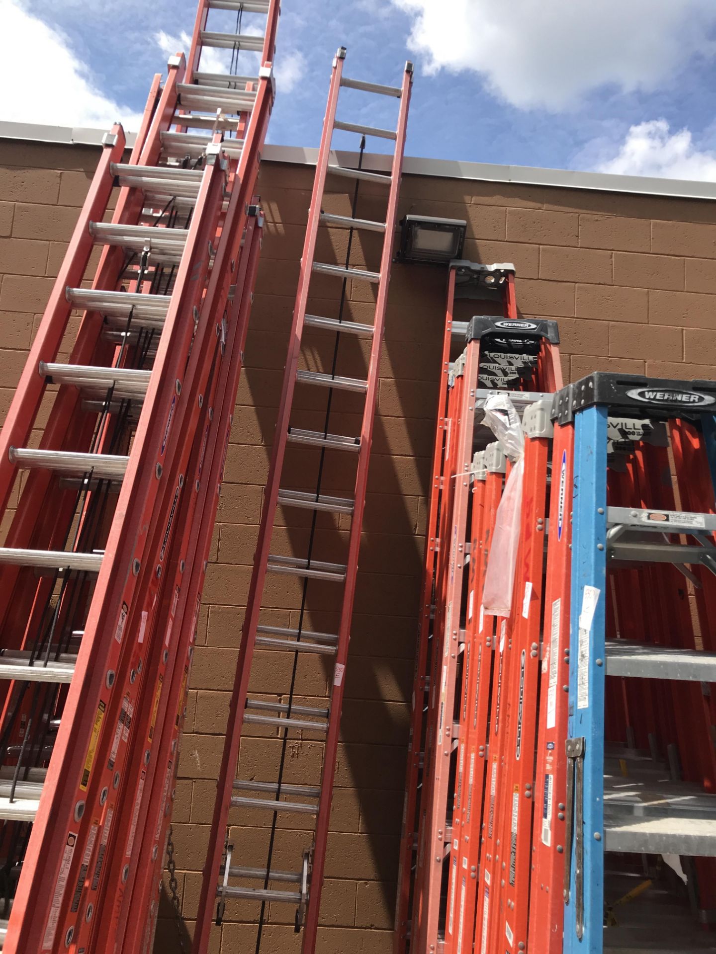 32' Werner Fiberglass Extension Ladder. Type 1A