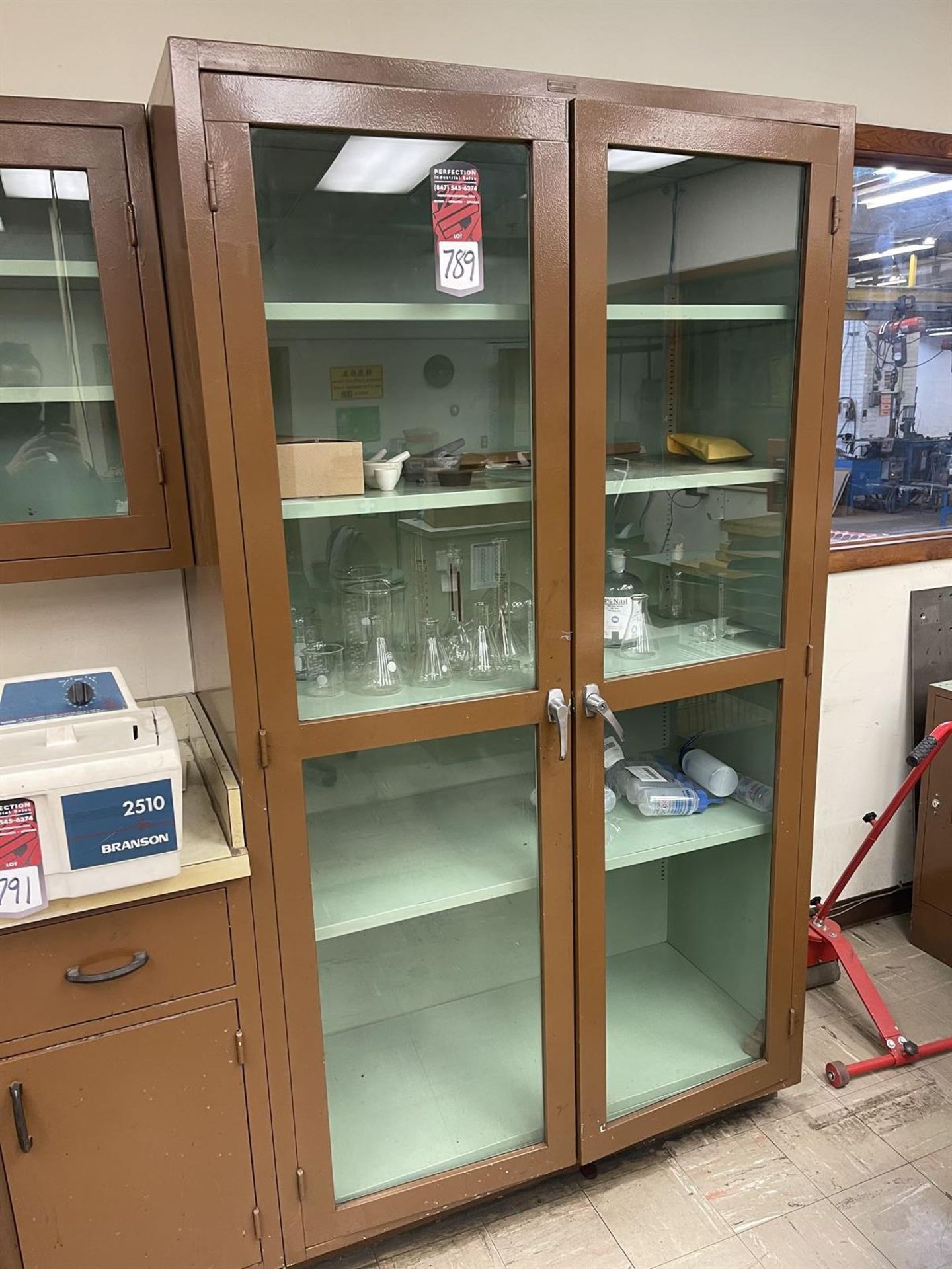 Heavy Duty Lab Cabinet w/ Assorted Lab Glassware - Bild 3 aus 5