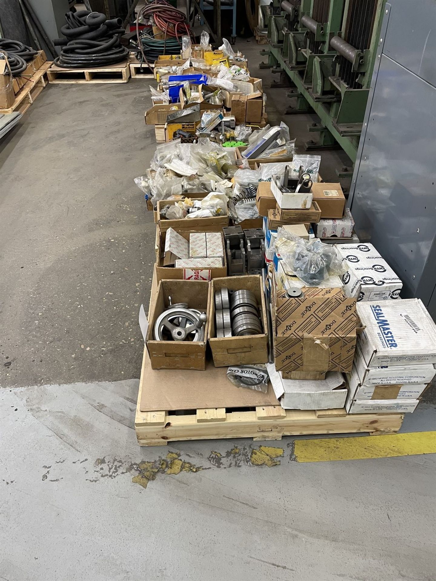 Row of (5) Pallet Comprising of Fluid connectors, pressure snubbers, springs, fittings and valve ' - Bild 2 aus 8