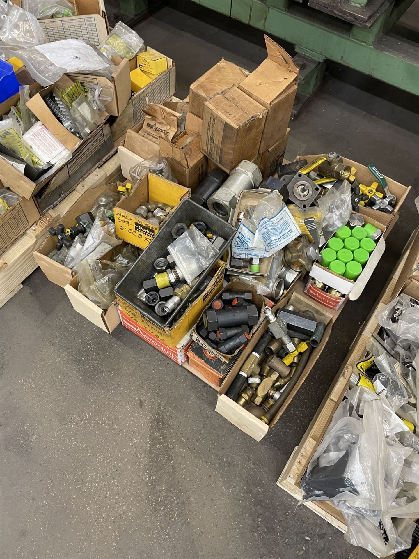 Row of (5) Pallet Comprising of Fluid connectors, pressure snubbers, springs, fittings and valve ' - Bild 5 aus 8
