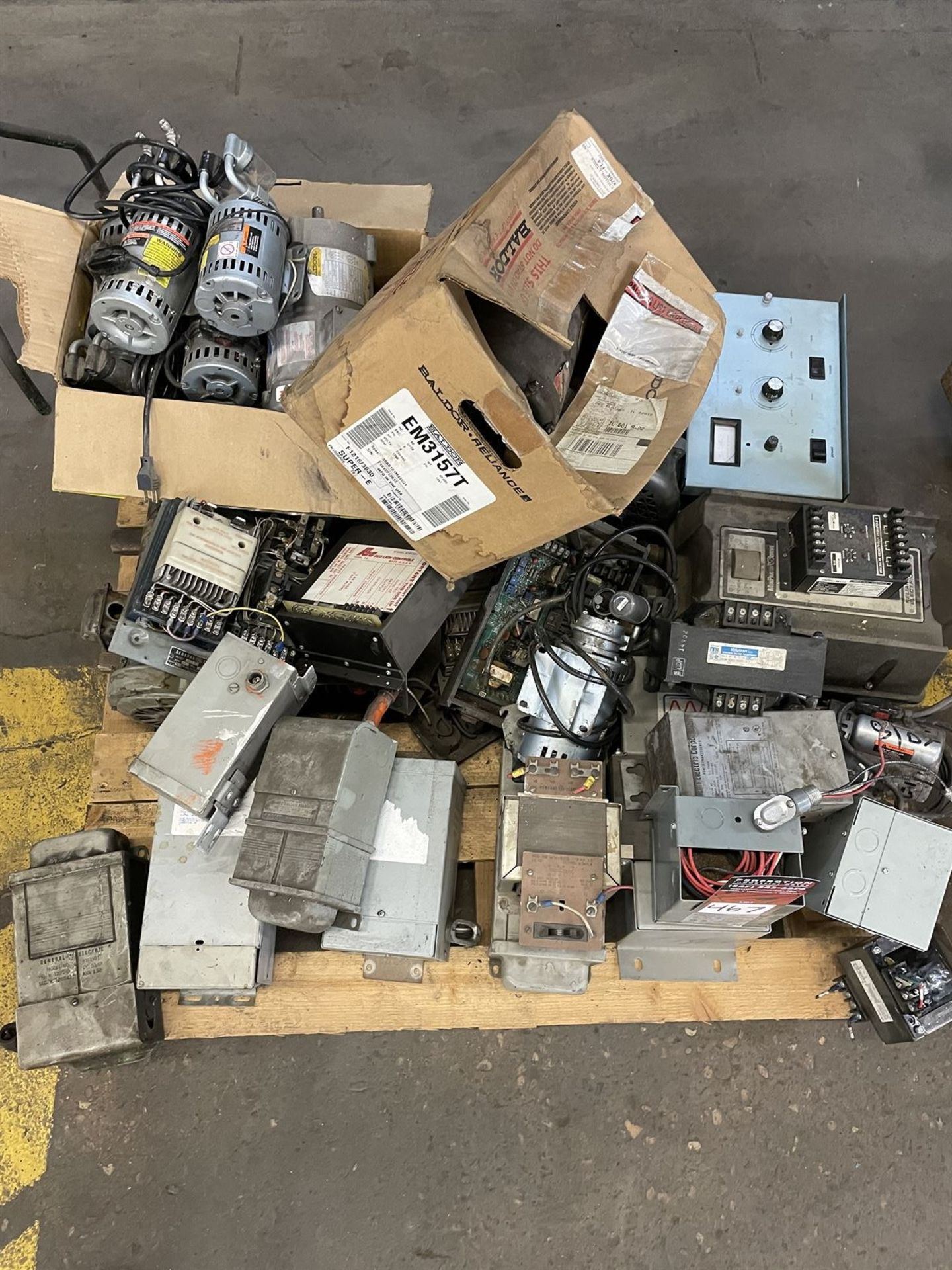 Pallet comprising of small motors, transformers and dual level Controller - Image 3 of 3