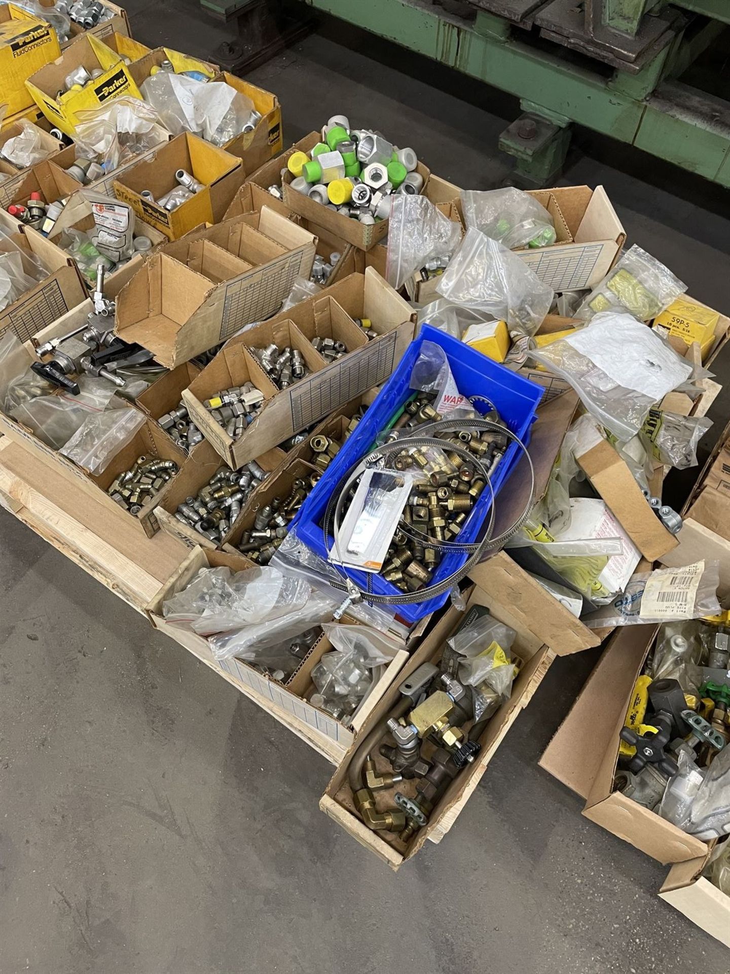 Row of (5) Pallet Comprising of Fluid connectors, pressure snubbers, springs, fittings and valve ' - Bild 6 aus 8