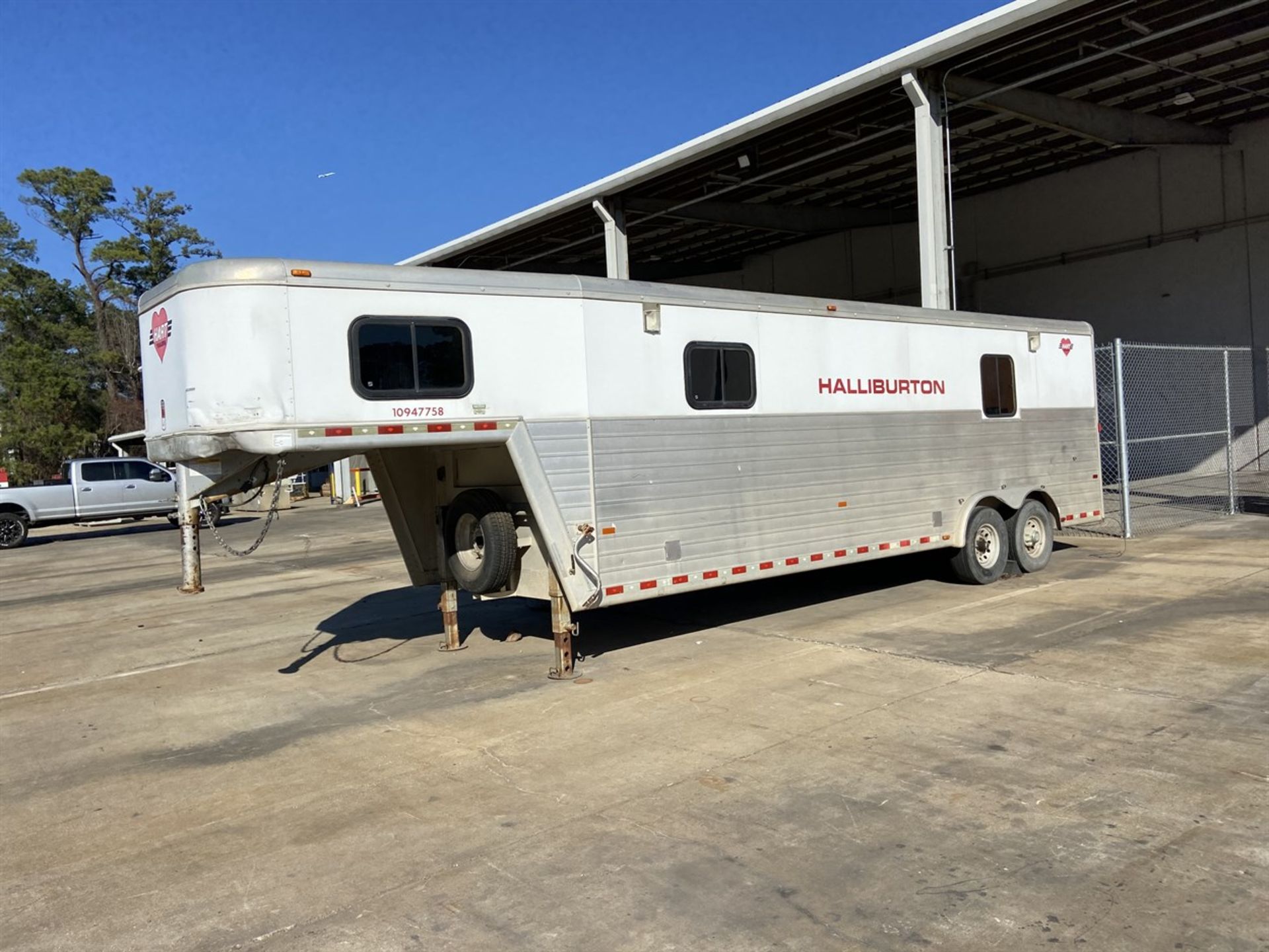 2007 Hart 32' T/A Gooseneck Field Service Trailer, VIN # 1H95C242871051392 Asset # 10947758 with - Image 3 of 12