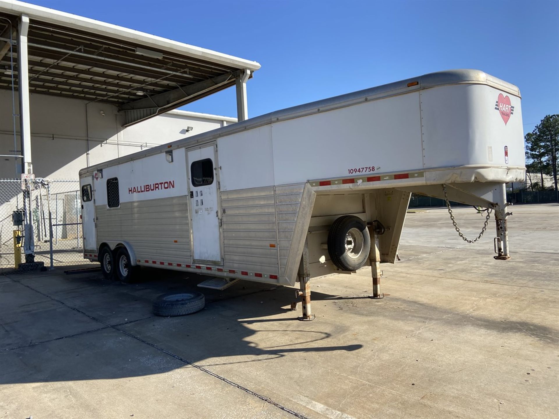 2007 Hart 32' T/A Gooseneck Field Service Trailer, VIN # 1H95C242871051392 Asset # 10947758 with - Image 11 of 12