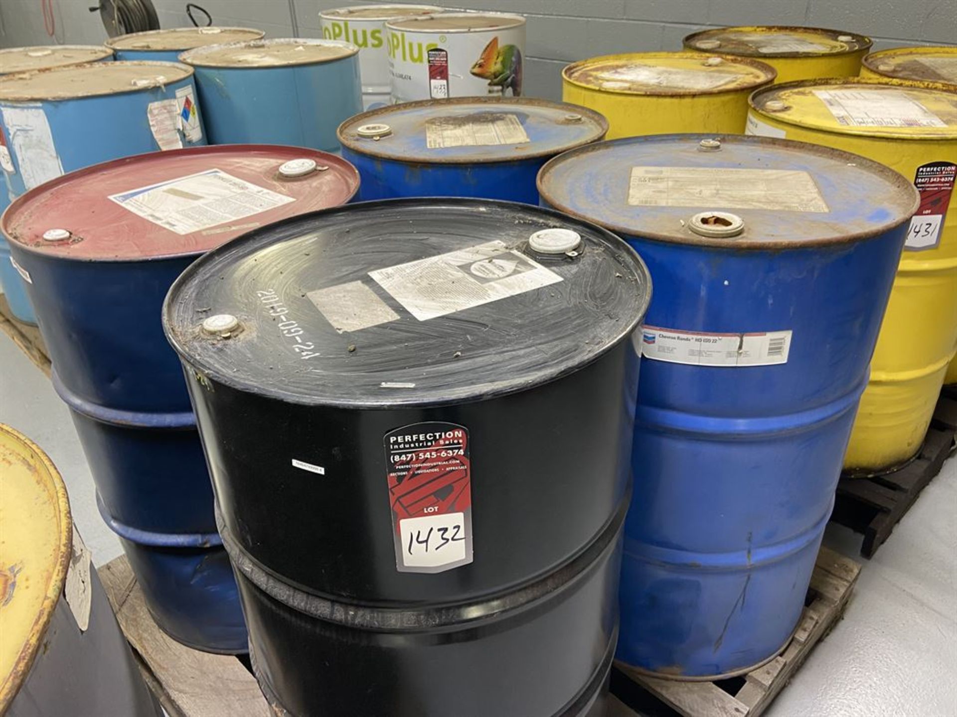 Lot of (4) Unopened Drums of Sunnen MB4055H Honing Oil, Chevron Rando HD ISO 22 Hydraulic Oil,