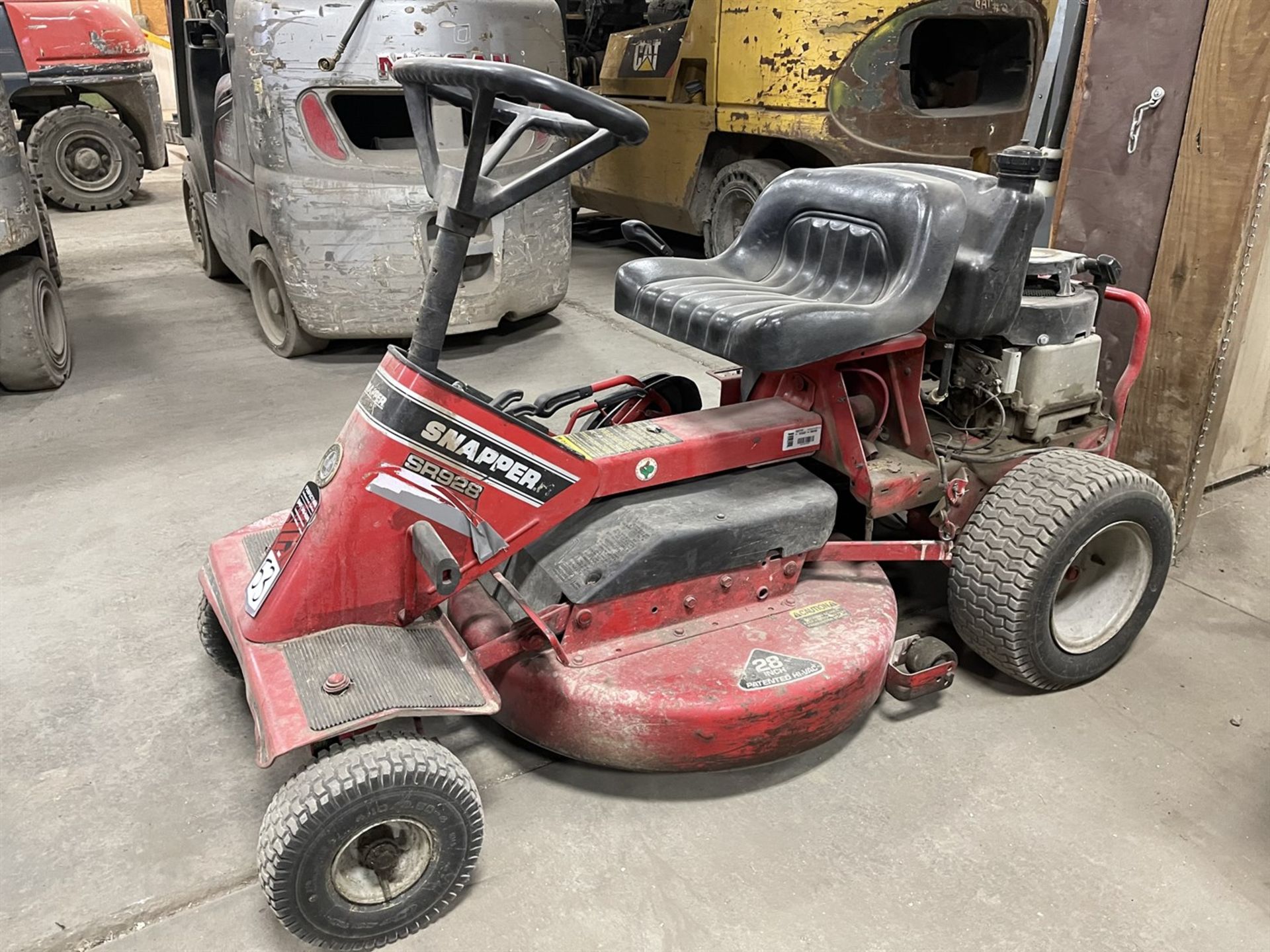 Snapper SR928 Riding Lawn Mower, 8 HP Briggs & Stratton Engine, 28" Capacity