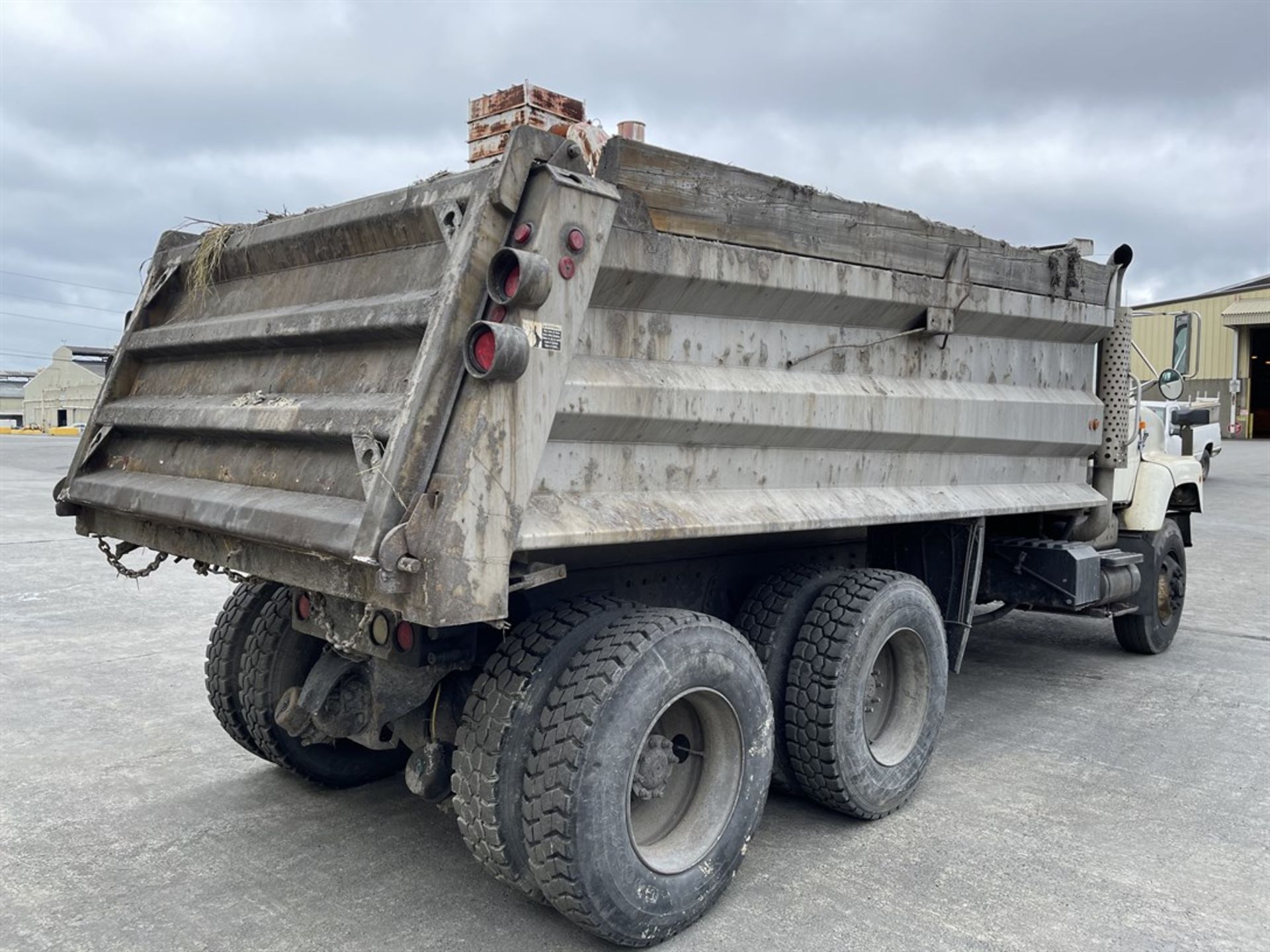 1998 INTERNATIONAL 2674 6X4 Dump Truck, VIN #1HTGLAHT4XH638972, 20,036 Miles - Image 4 of 14