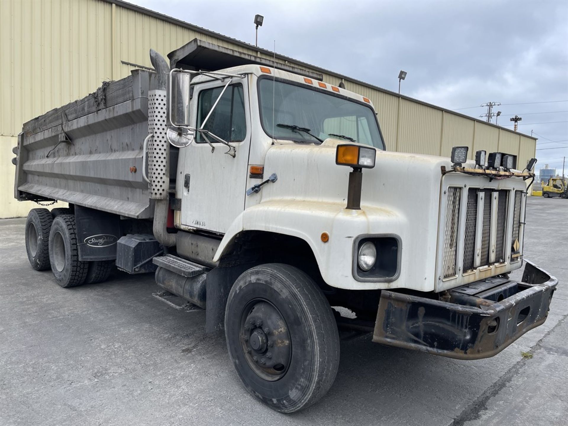 1998 INTERNATIONAL 2674 6X4 Dump Truck, VIN #1HTGLAHT4XH638972, 20,036 Miles - Image 5 of 14