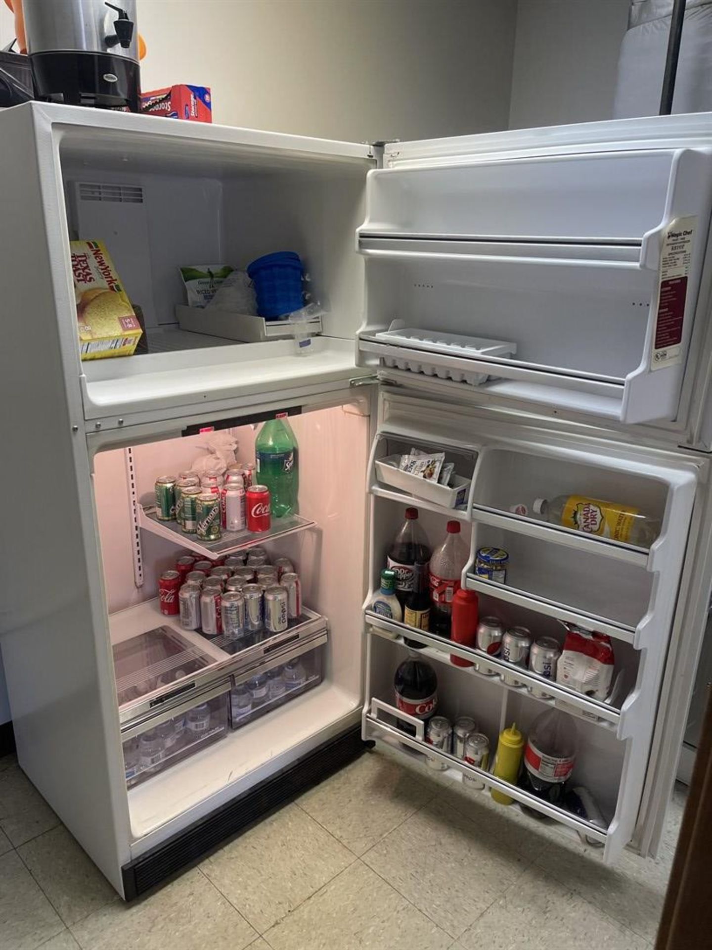 MAGIC CHEF Refrigerator/Freezer - Image 2 of 2