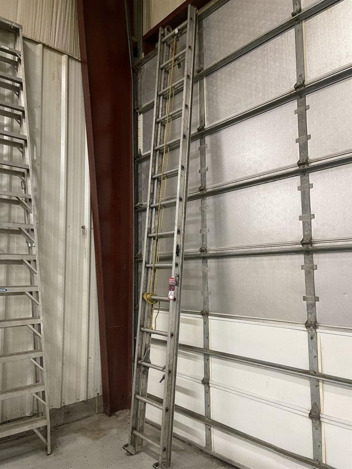 Unknown Make Approx. 28' Aluminum Extension Ladder