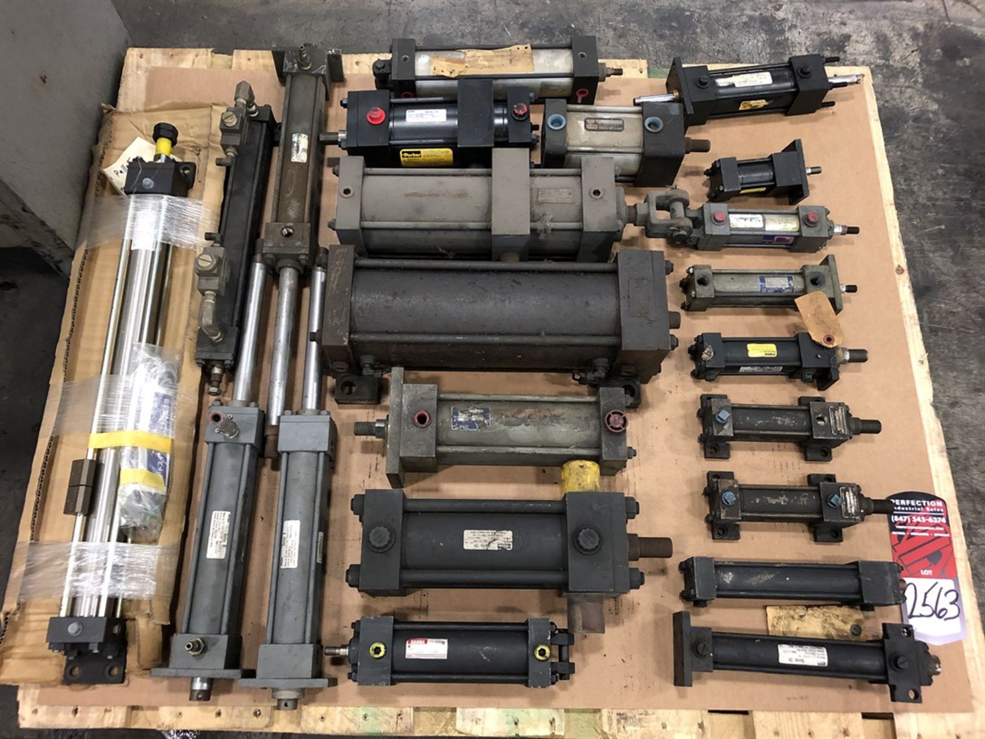 Lot Comprising Assorted Cylinders, (21K)