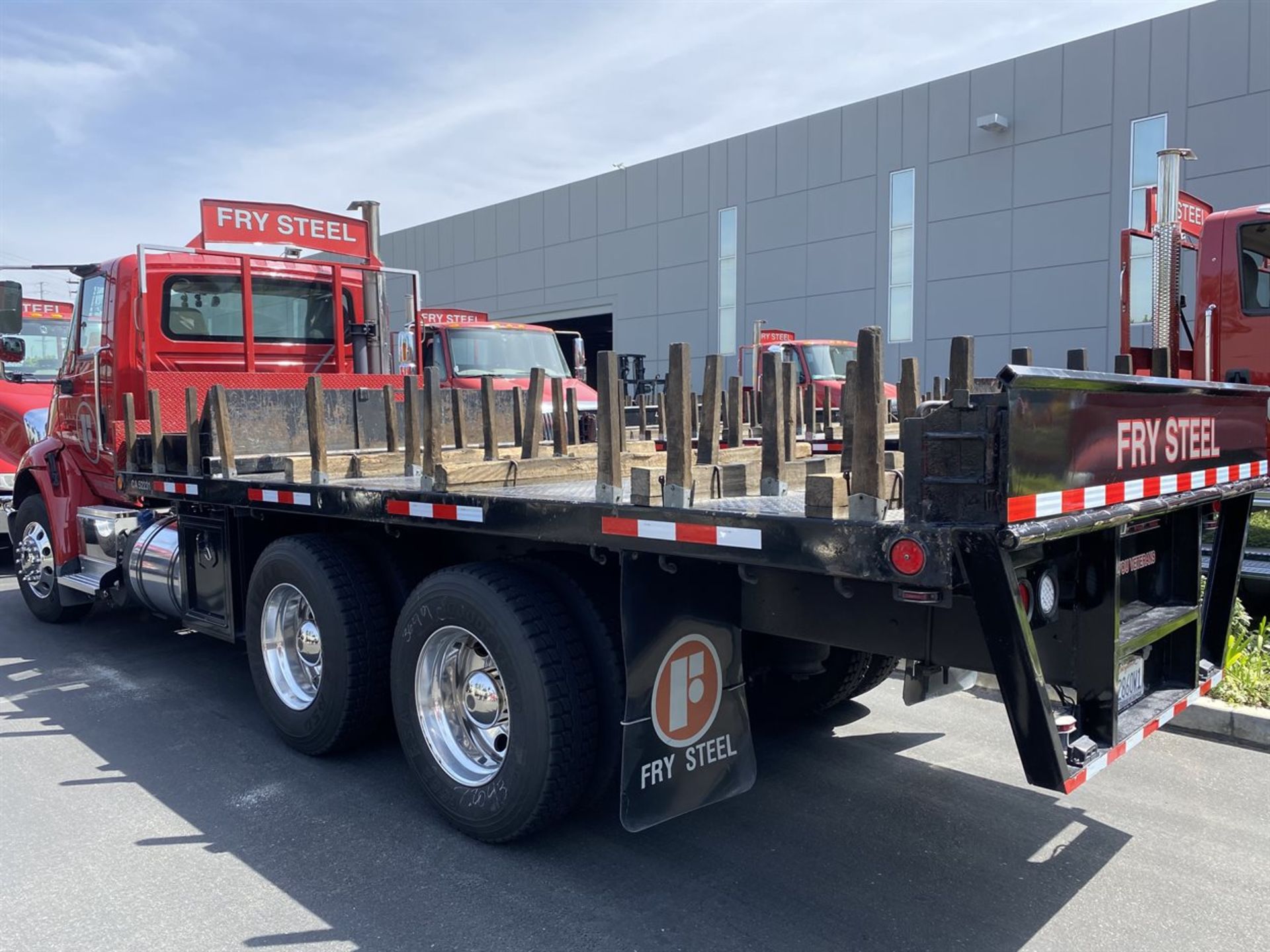 2016 INTERNATIONAL 18' Stake Bed Truck, VIN 1HTHXSNR4GH132503, 129,562 Miles at time of inspection - Image 4 of 21