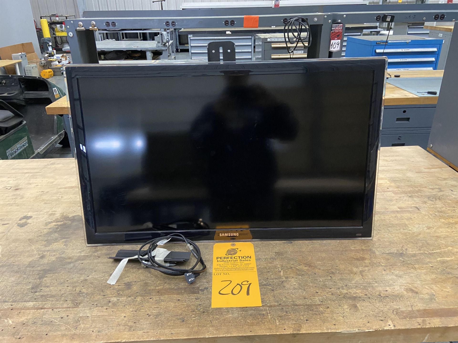 Samsung 32" Monitor / TV with Mount and Remote