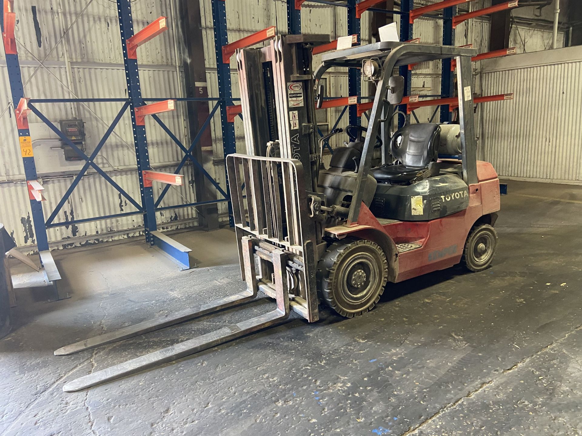 Toyota Model 7FGCU25 LP Forklift, 3750 Lb Capacity, 189" Lift, 60"" Forks, 3 Stage, Side Shift, Hard - Image 5 of 12