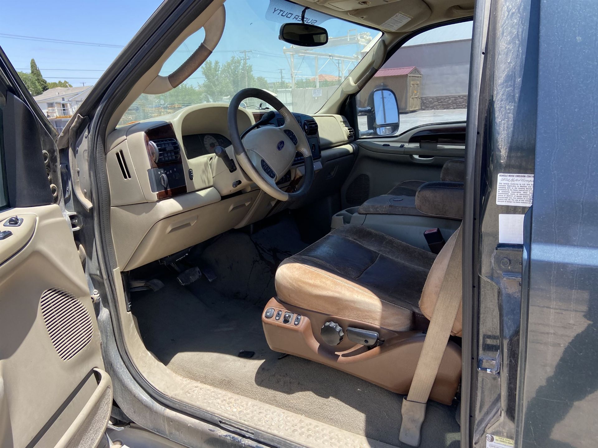 2005 Ford F350 King Ranch SRW 4x4 Crew Cab Long Bed, Leather, 295K Miles, VIN # 1FTWW31P15EC32199 - Image 6 of 17
