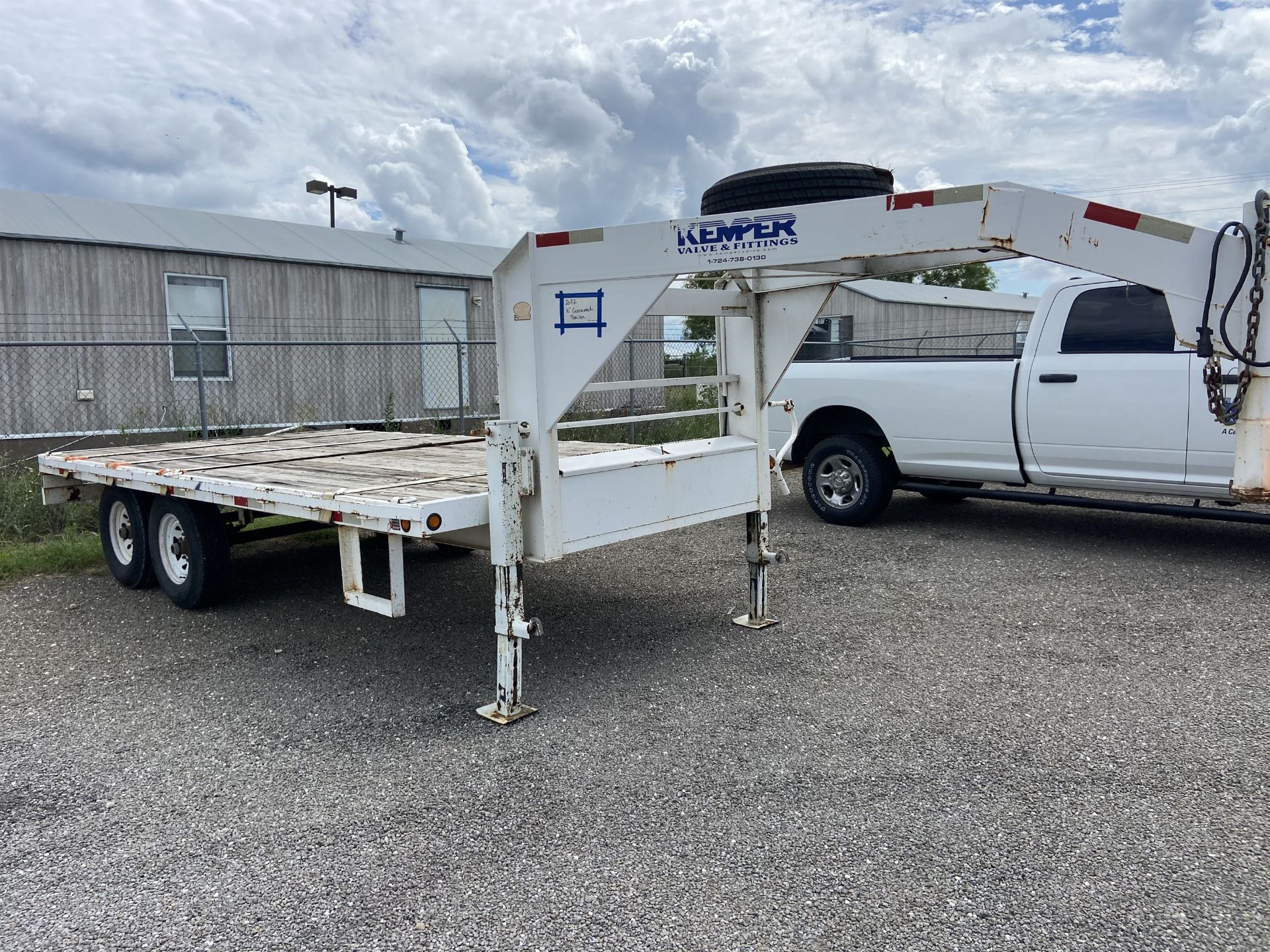 16' Bed Goose Neck trailer, 14k Axles, Built in Straps. (Title Not Available) - Image 4 of 5