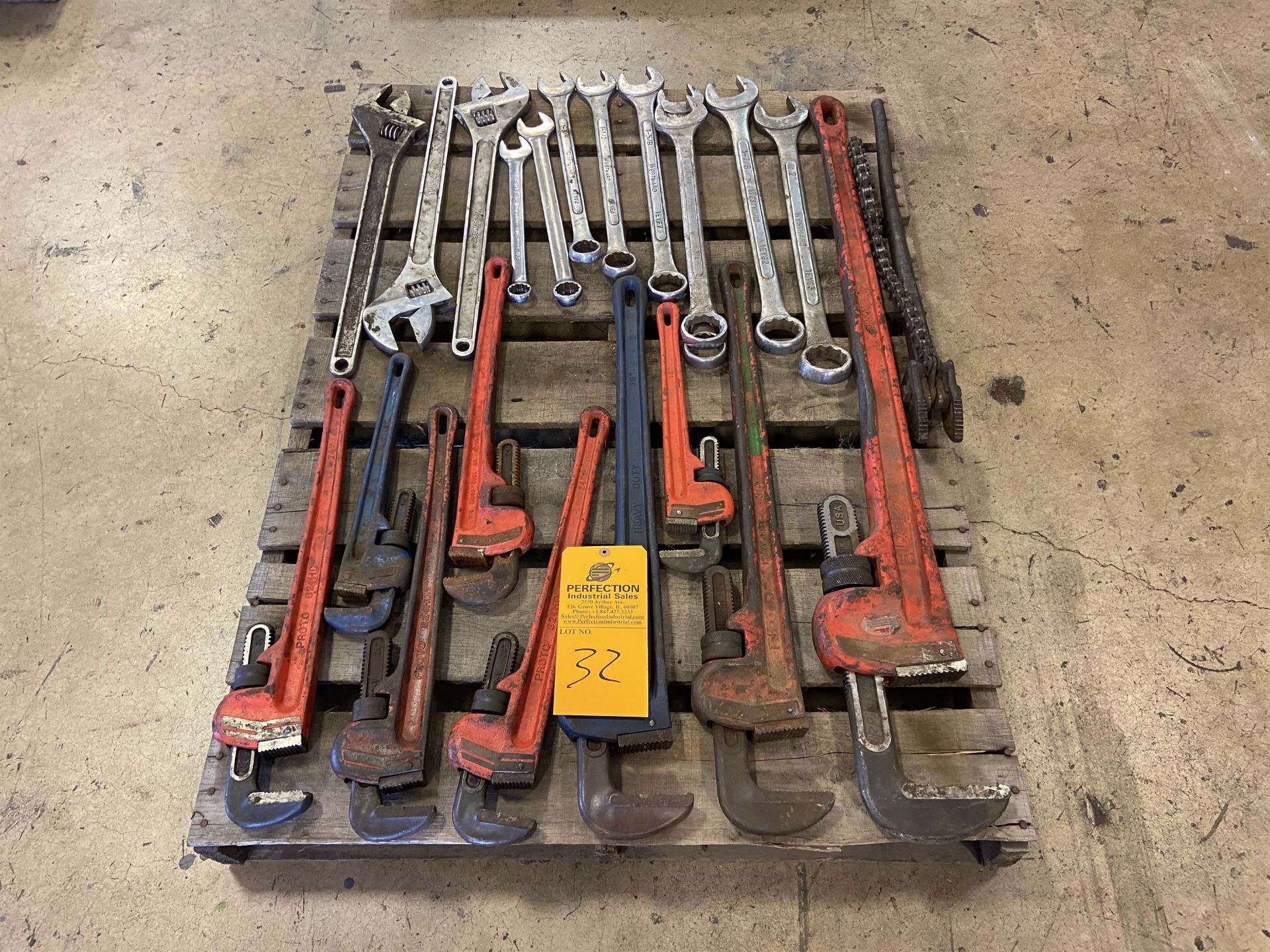 Lot of wrenches to 2" and pipe wrenches to 60"