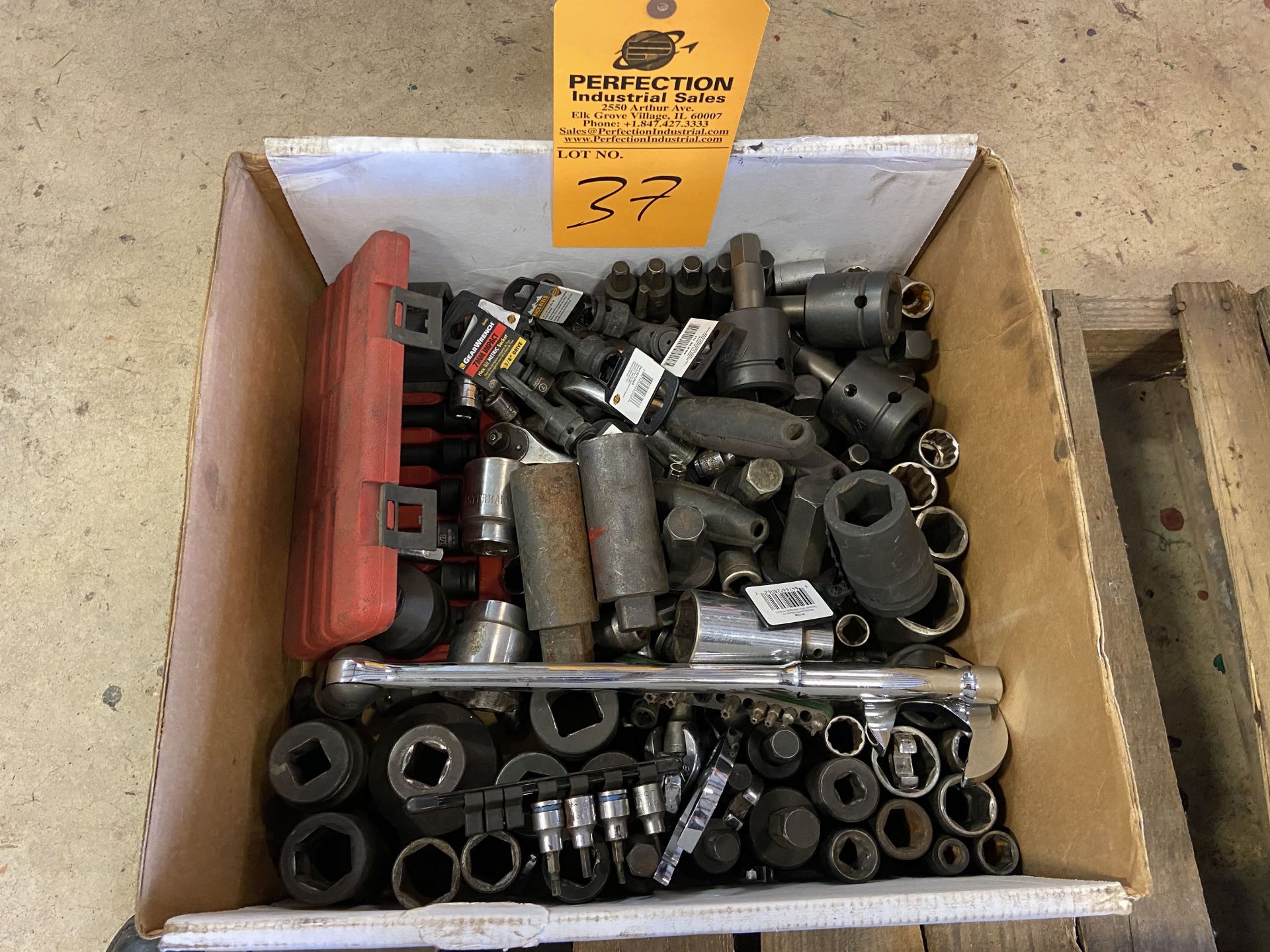 lot of (1) Box of 1/2 and 3/4 Sockets