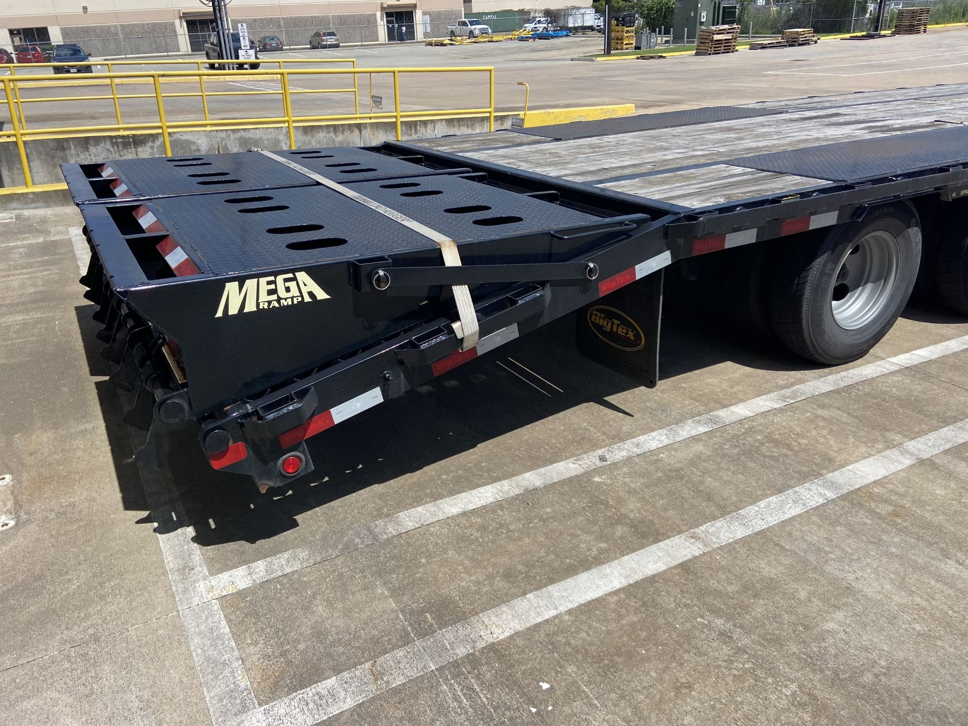 2017 BIG TEX 22GN-28+5 28' Gooseneck Trailer, w/ 68" Mega Ramps, 23,900 GVWR, VIN # - Image 6 of 9