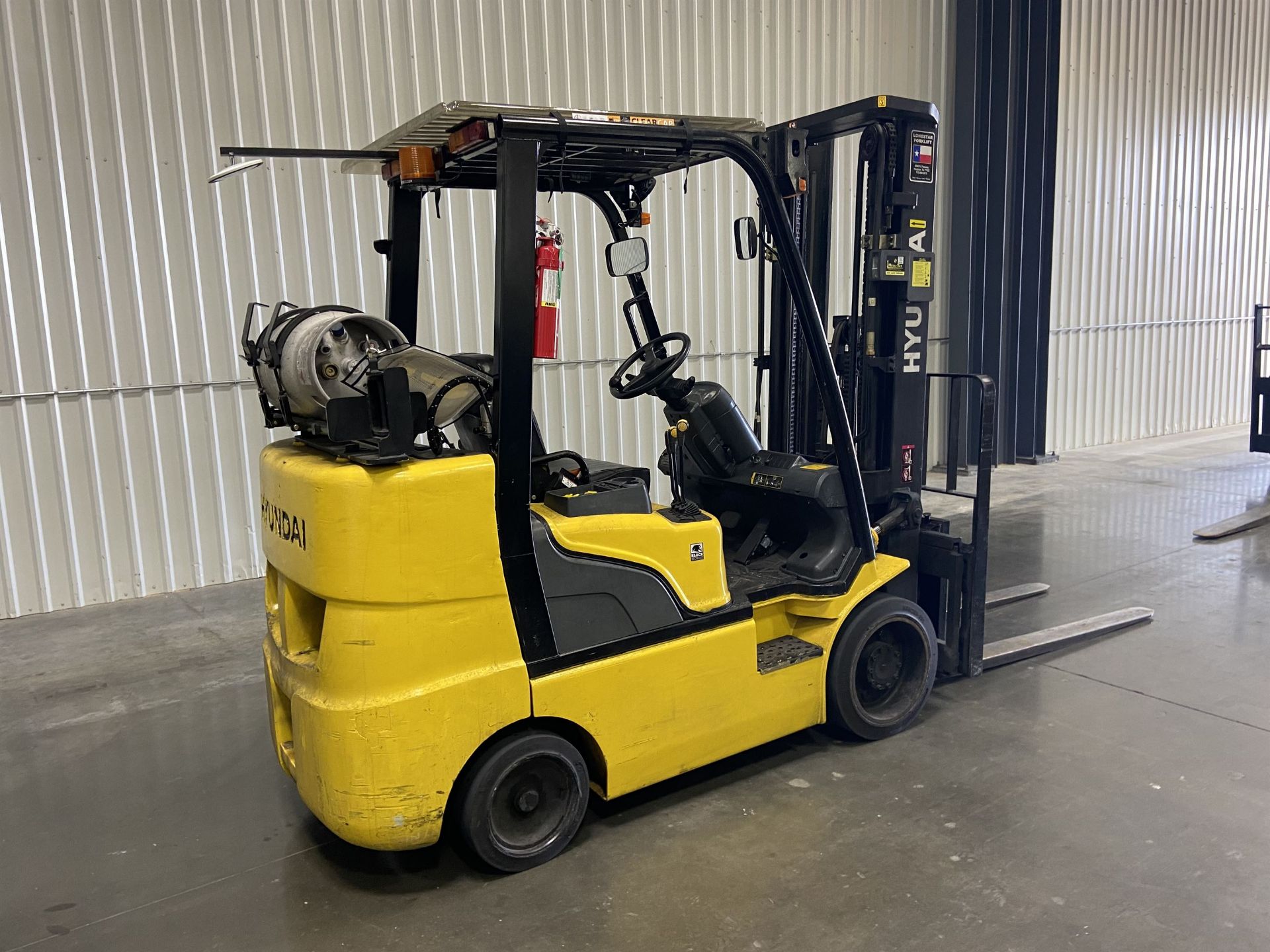 HYUNDAI 30LC-7A 5,459 Lb LP Forklift, s/n HHKHHC09PD0000172, w/ Accu-Tilt 185" 3 Stage Mast, 60" - Image 3 of 9