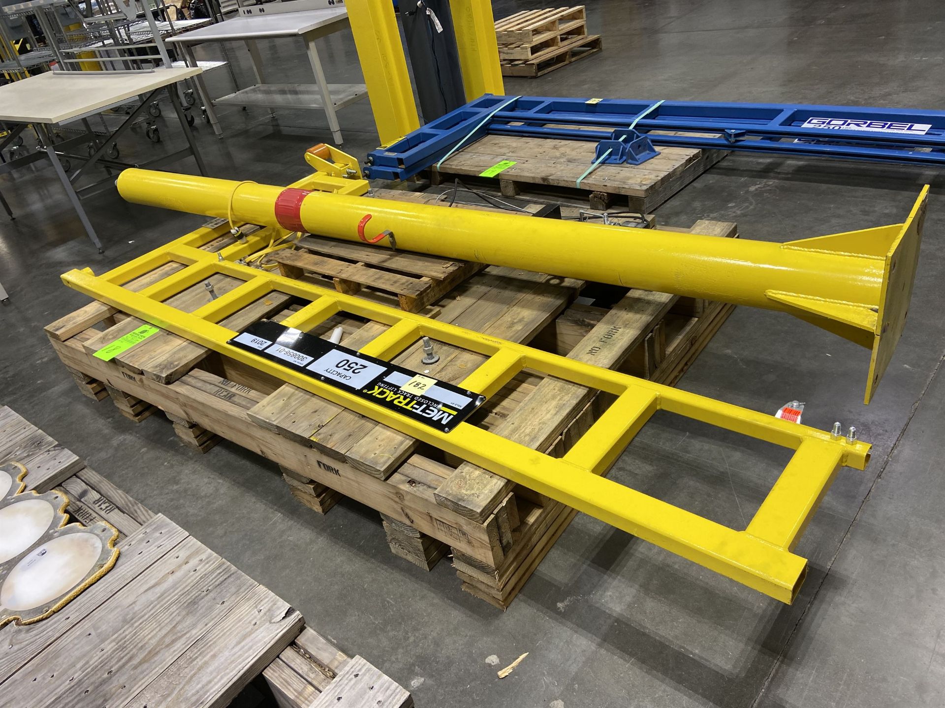 MET-TRACK 250 Lb Free Standing Jib w/ Hoist