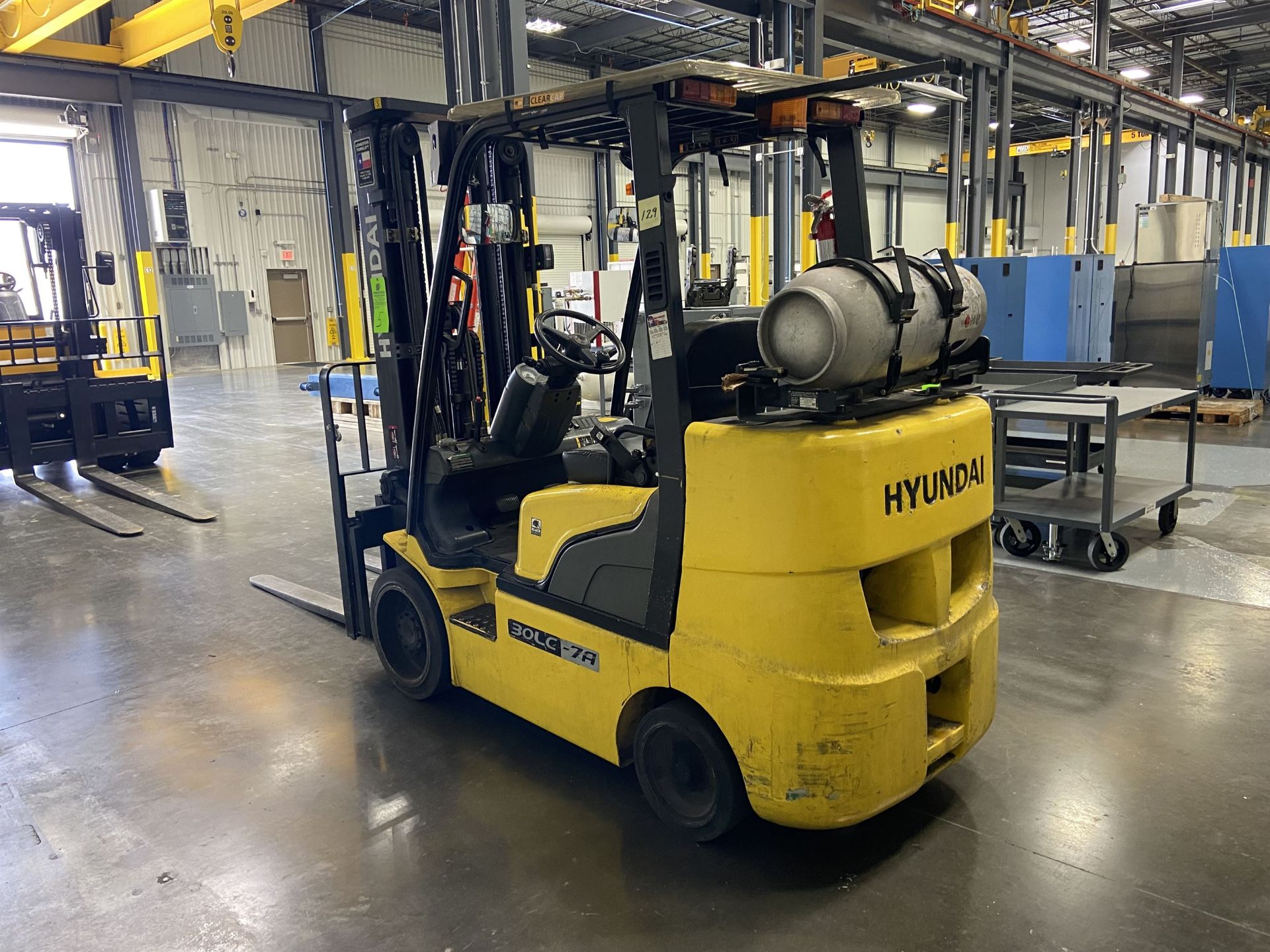 HYUNDAI 30LC-7A 5,459 Lb LP Forklift, s/n HHKHHC09PD0000172, w/ Accu-Tilt 185" 3 Stage Mast, 60" - Image 2 of 9