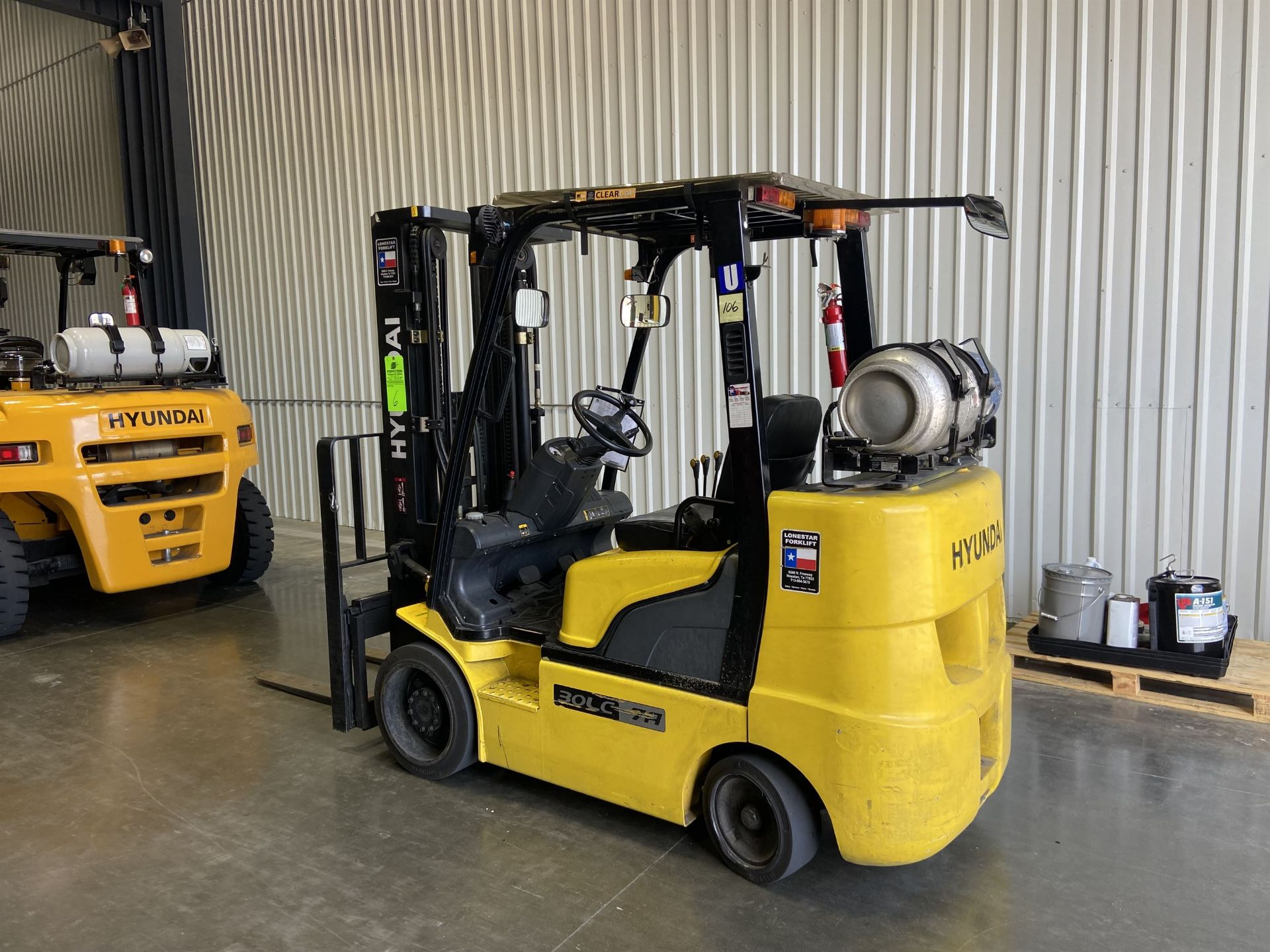 HYUNDAI 30LC-7A 5,560 Lb LP Forklift, s/n HHKHHC09EC0000148, w/ 185" 3-Stage Mast, 42" Forks, ( - Image 2 of 9