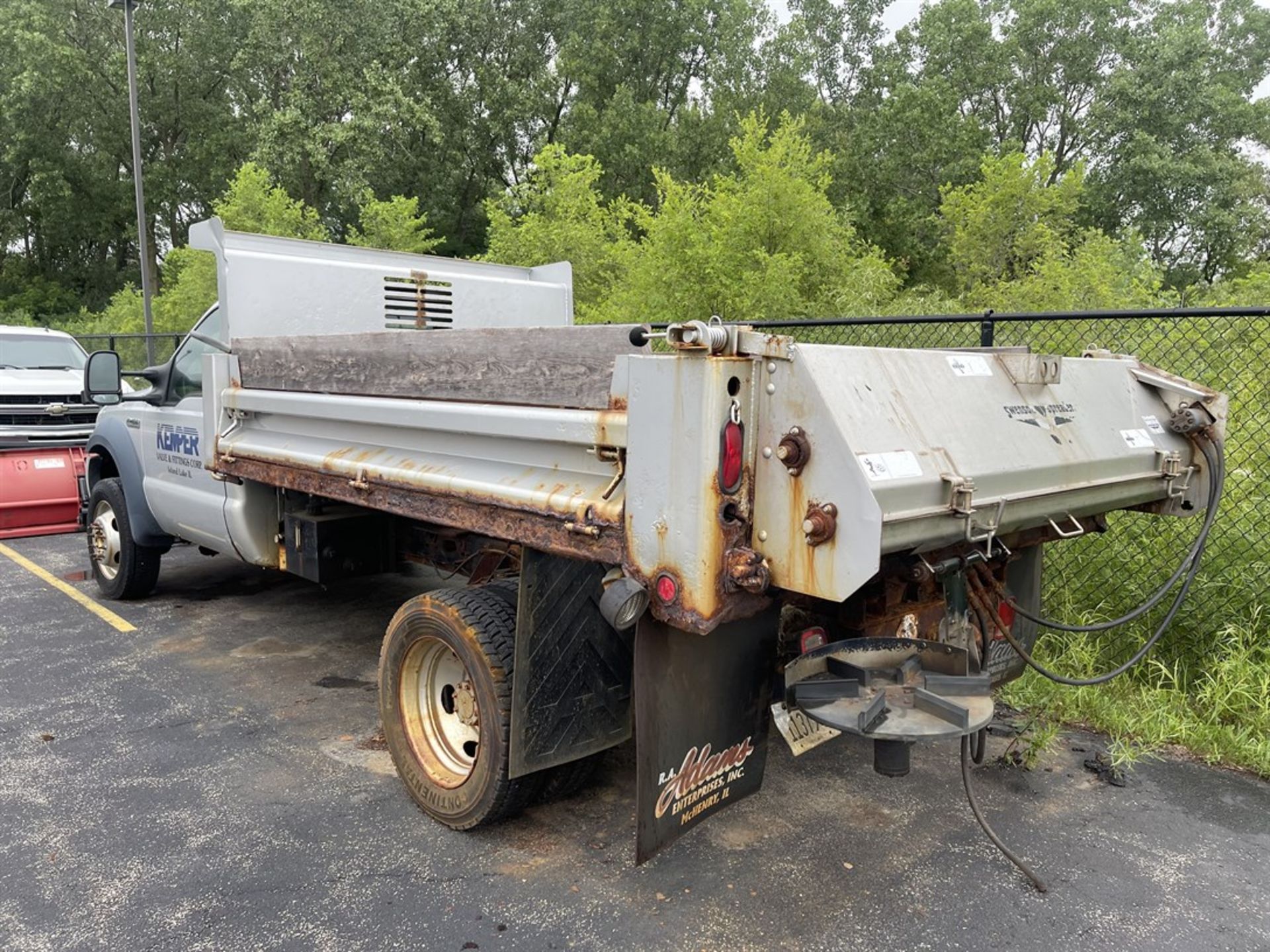 2005 FORD F-450 XL Super Duty Salt Truck, VIN # 1FDXF47Y06EA33152 - Image 2 of 10