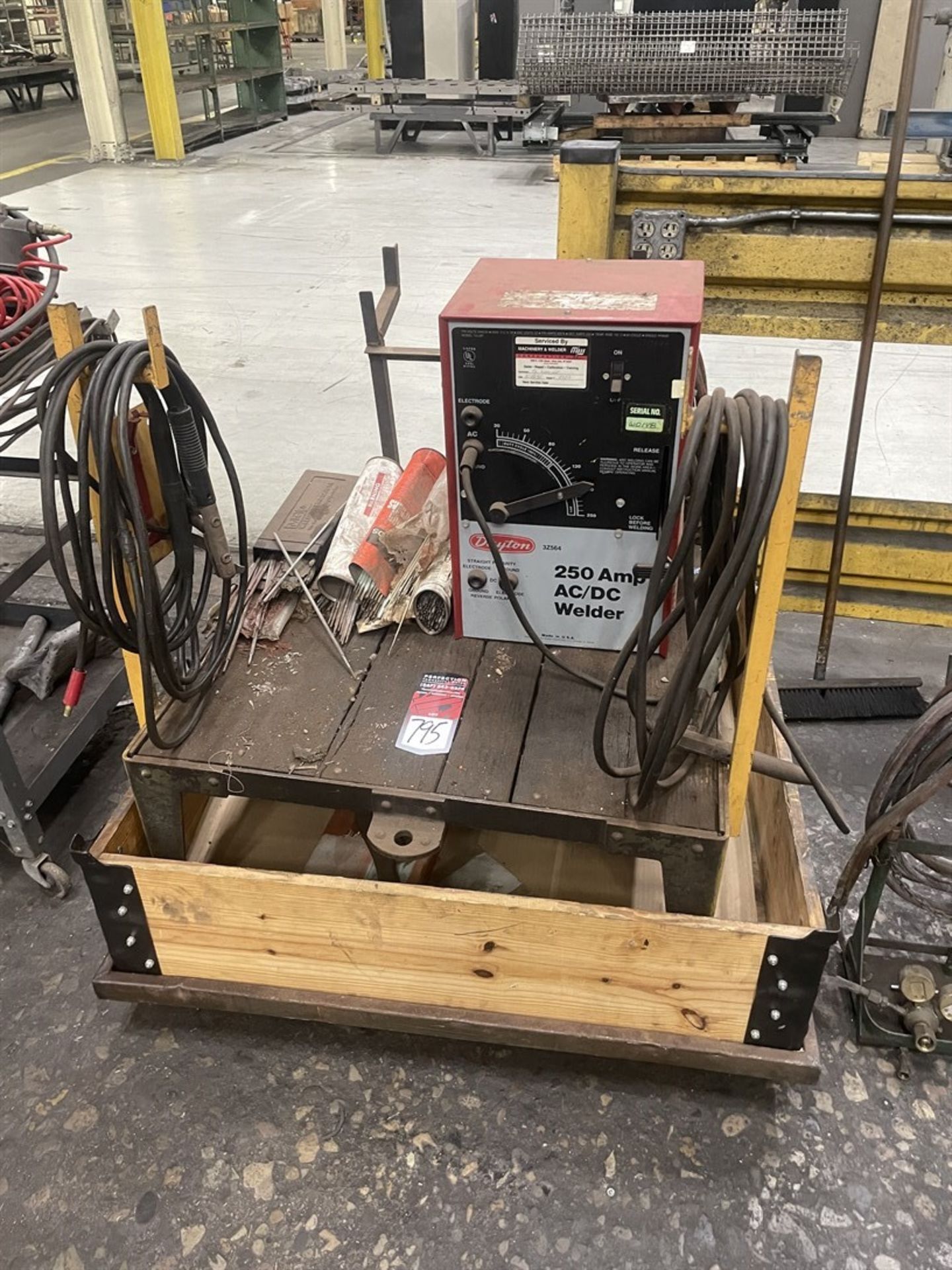 DAYTON 3Z564 250 Amp AC/DC Arc Welder, s/n W0148