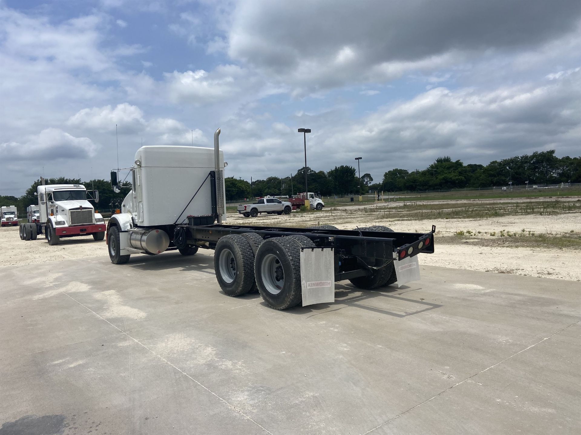 2016 KENWORTH T800 Cab and Chassis, VIN # 1NKDL00XXGR476511, 379 HP ISME 385 Engine, FRO14210C - Image 3 of 27