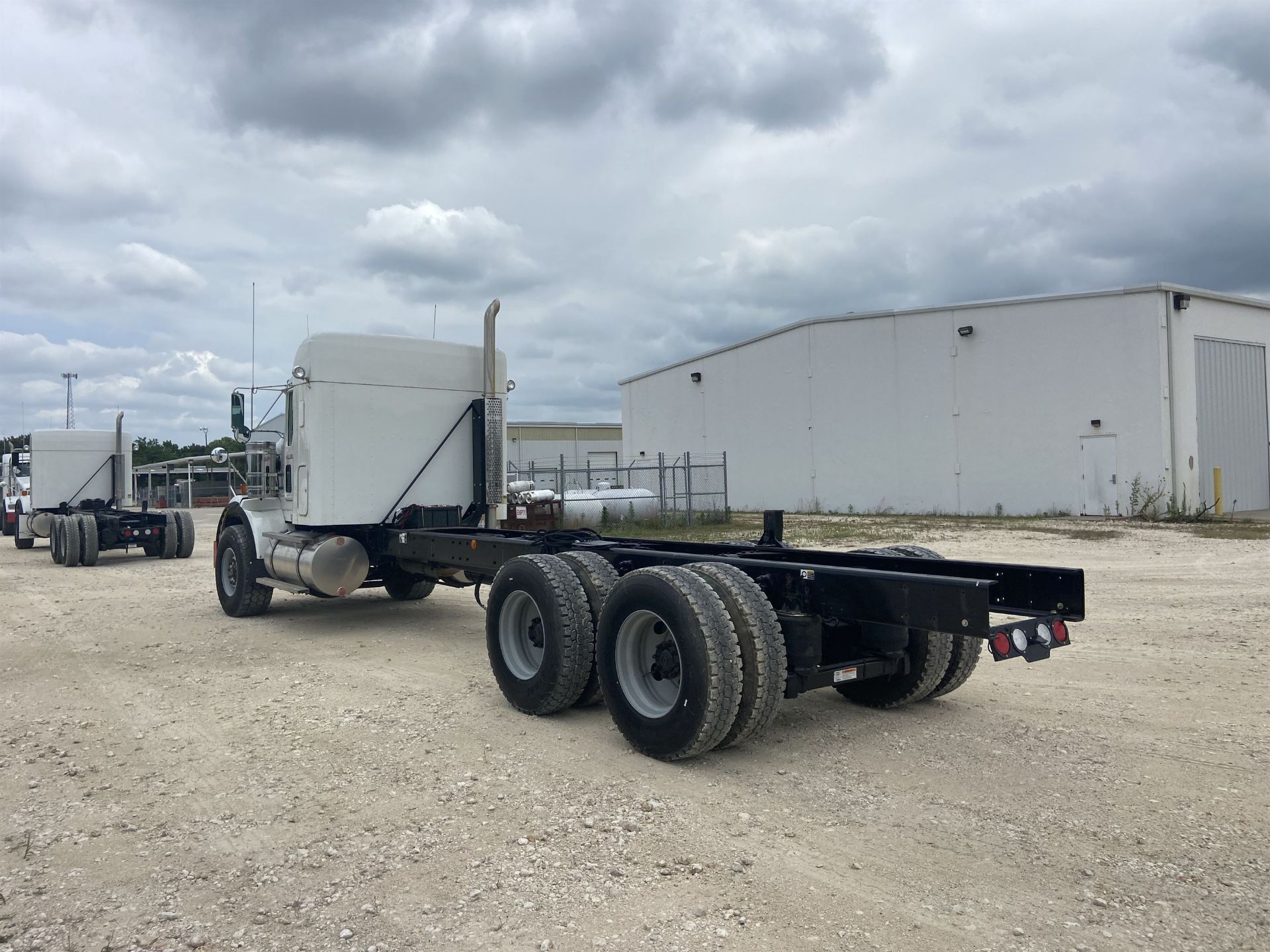 2015 KENWORTH T800 Cab and Chassis, VIN # 1NKDL00X2FR451214, 379 HP ISME 385 Engine, FRO14210C - Image 2 of 24