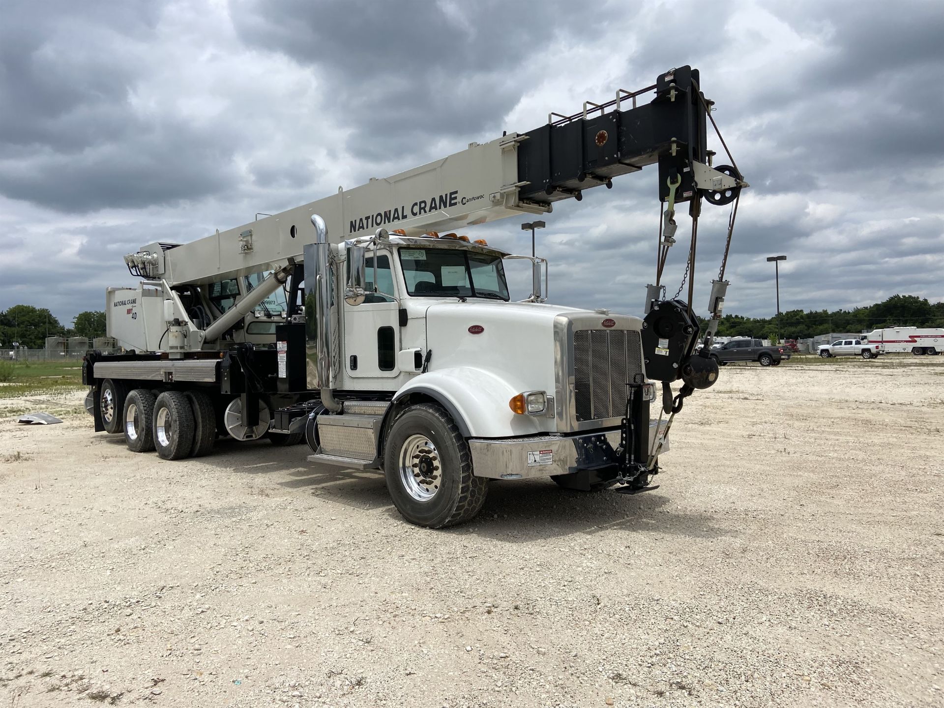 2014 NATIONAL NBT 40 Mobile Swing Truck Crane, s/n 299977, 3,266 Miles, 81.5 Hours - Image 4 of 35