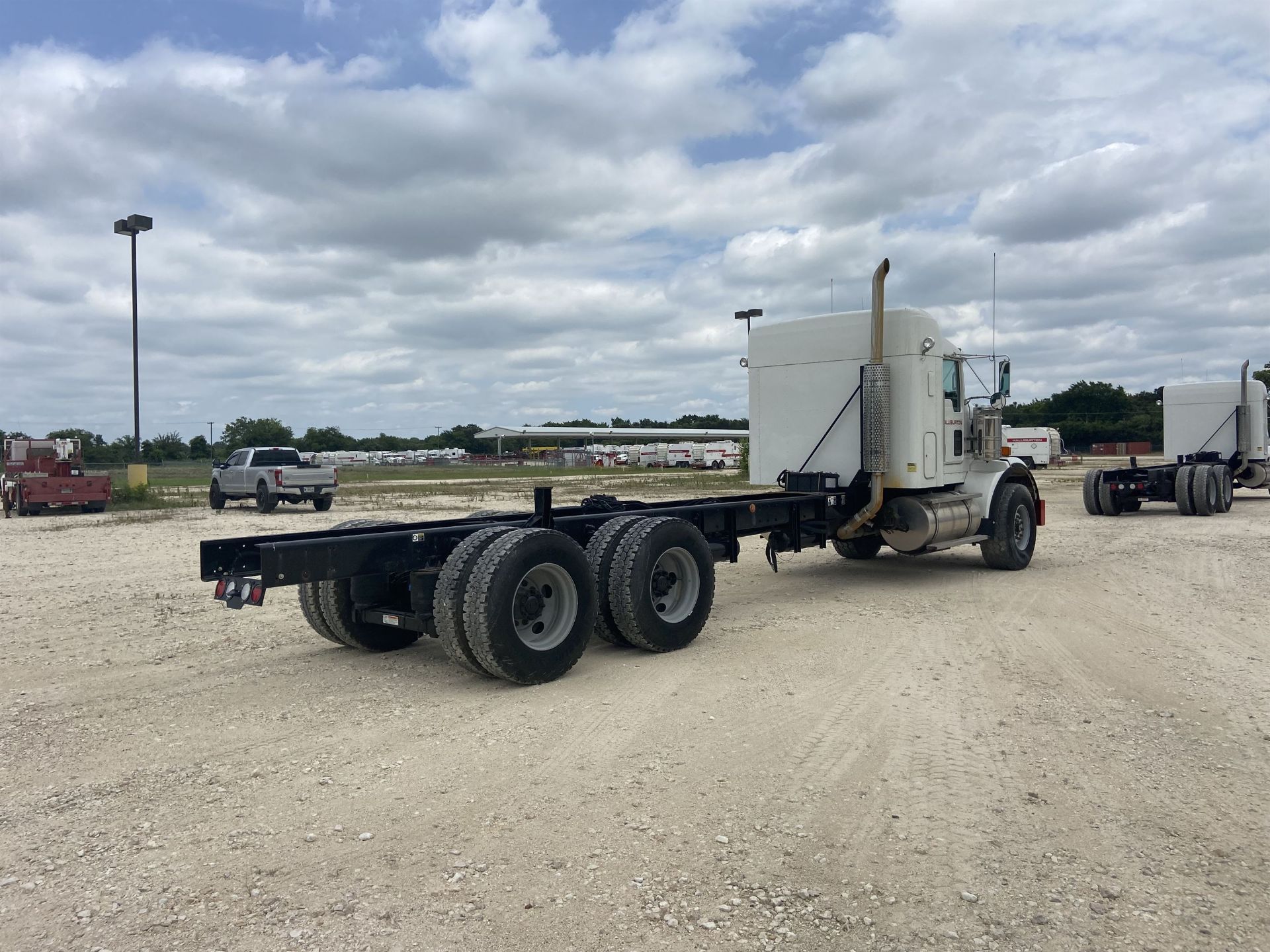 2015 KENWORTH T800 Cab and Chassis, VIN # 1NKDL00X2FR451214, 379 HP ISME 385 Engine, FRO14210C - Image 3 of 24