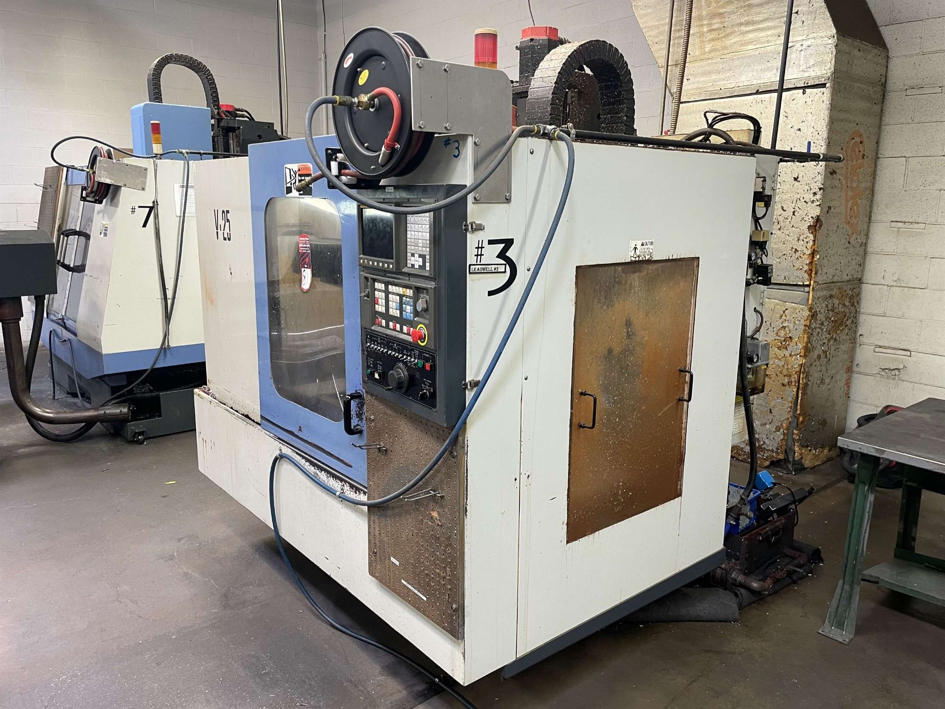 LEADWELL V-25 Vertical Machining Center, s/n L1SIG0331, w/ FANUC 21-M Control, 15” x 30” Table, BT30 - Image 2 of 8
