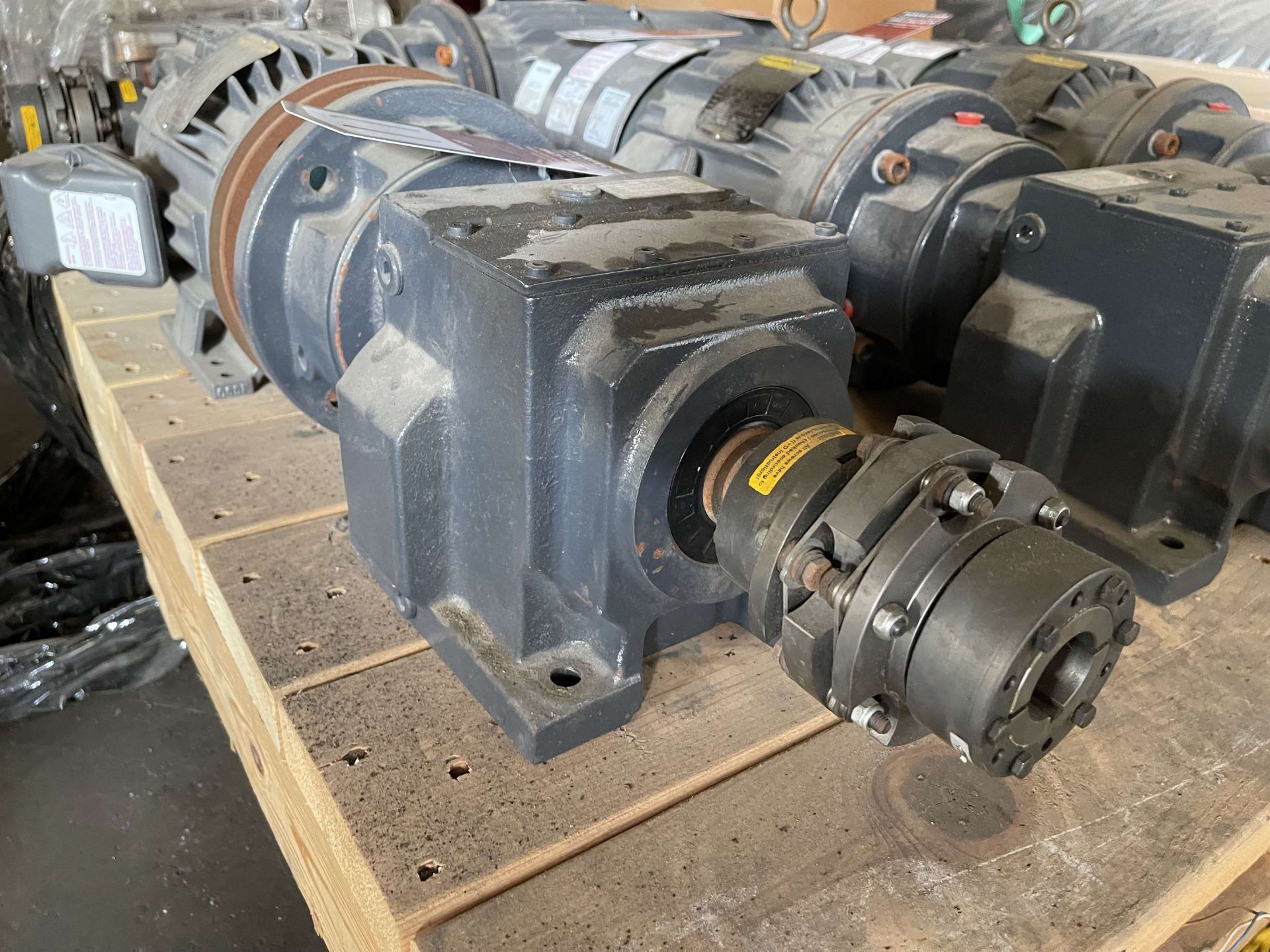 BALDOR 5 HP Vector Drive Motor w/ Baldor 9.76:1 Gear Reducer - Image 3 of 5