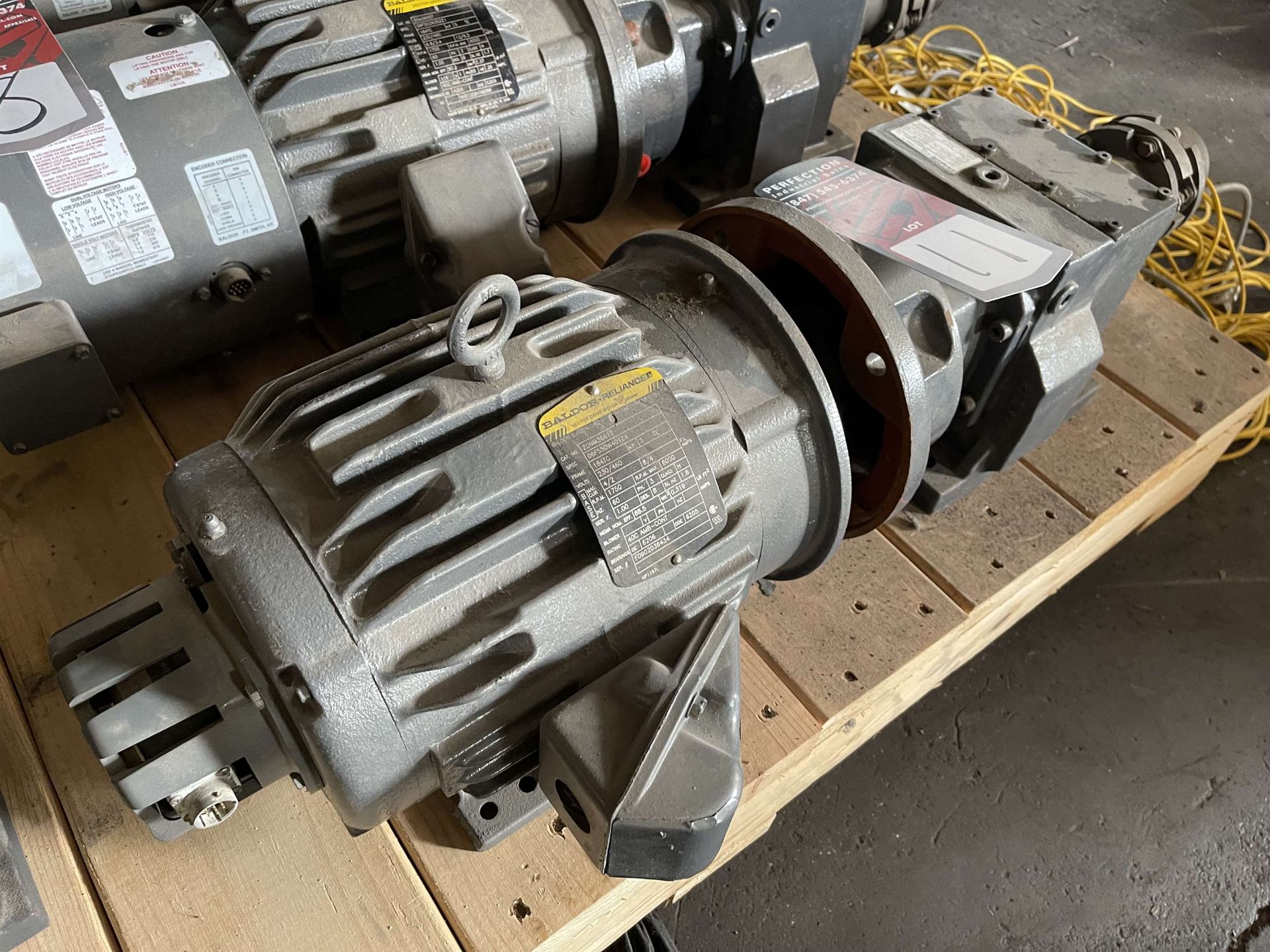 BALDOR 5 HP Vector Drive Motor w/ Baldor 9.76:1 Gear Reducer - Image 2 of 5