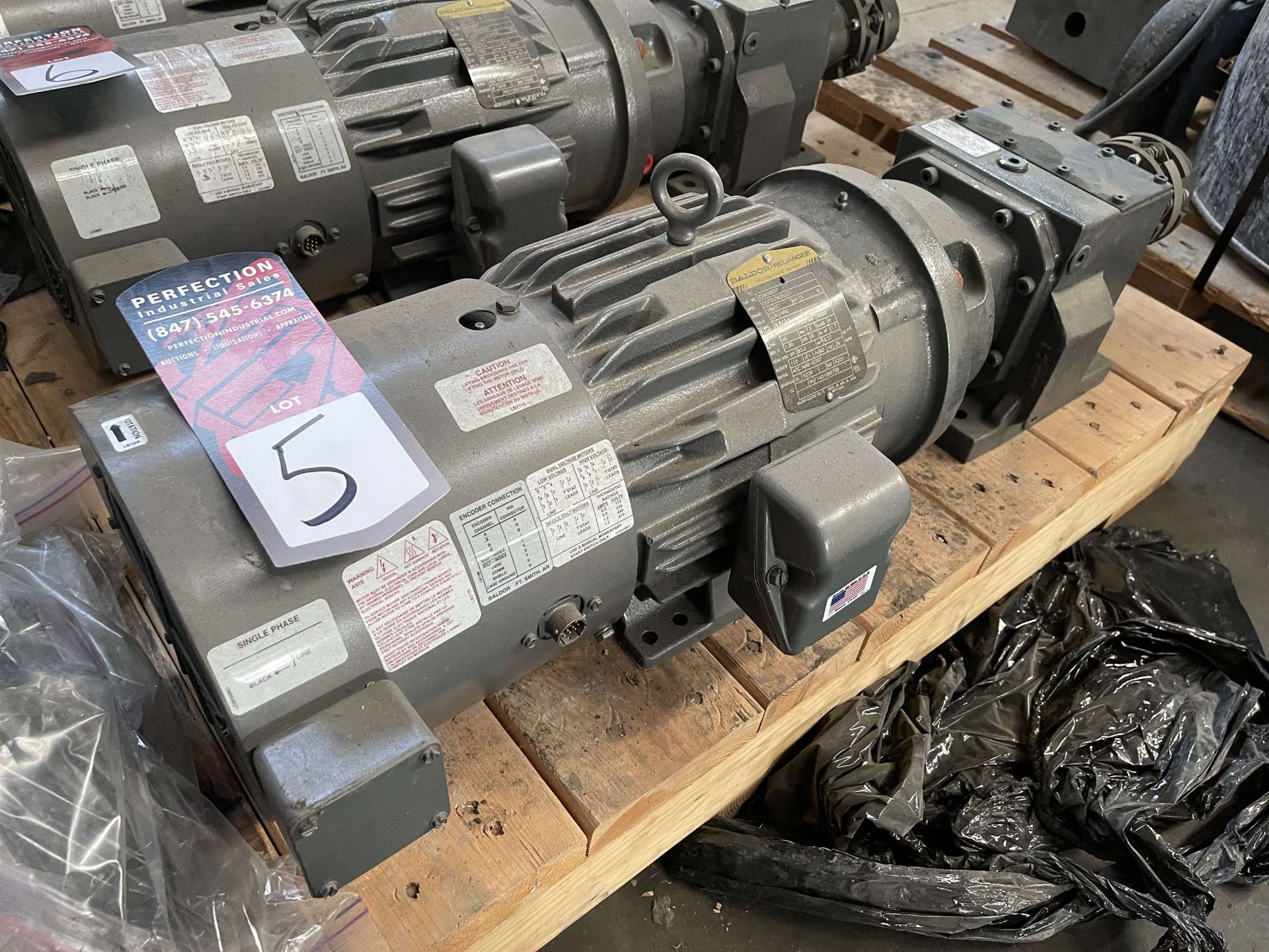 BALDOR 5 HP Vector Drive Motor w/ Baldor 9.76:1 Gear Reducer - Image 3 of 5