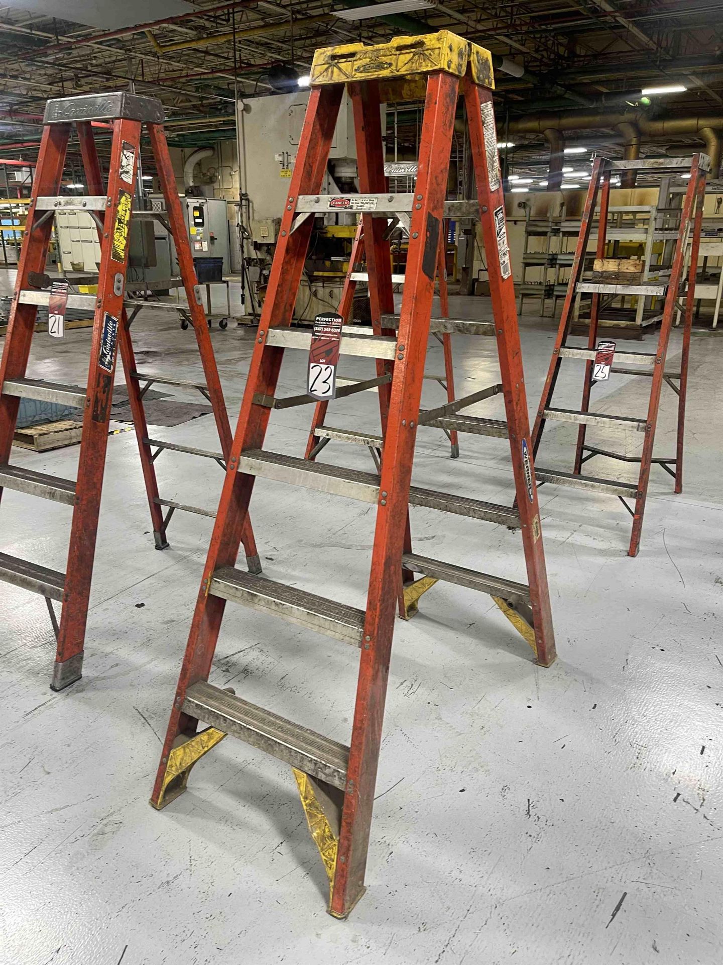 WERNER 6' Fiberglass Step Ladder