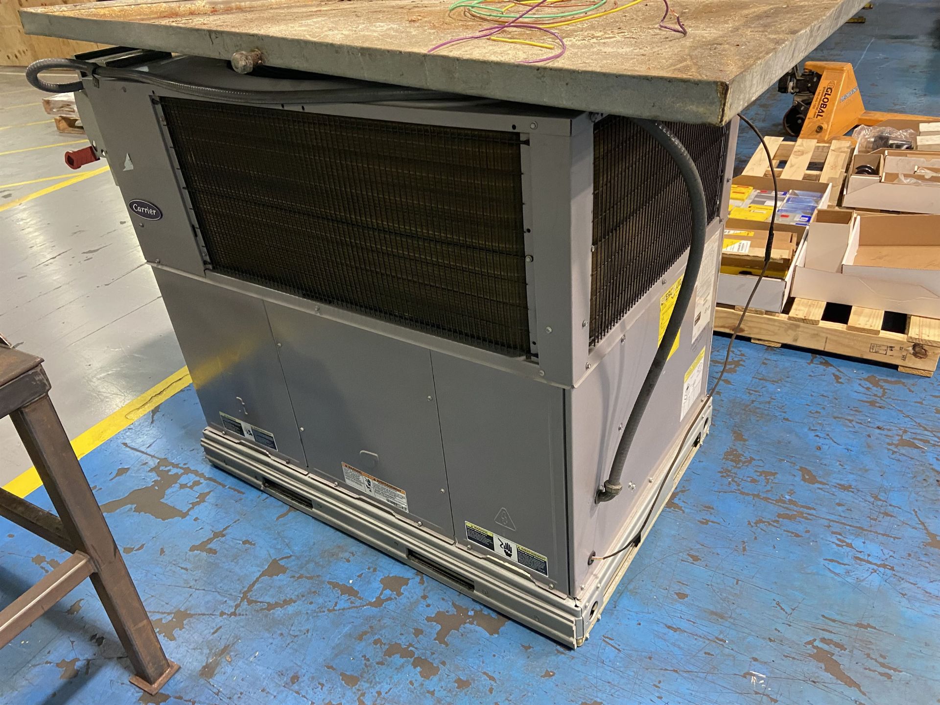 CARRIER 50VL-C30-30TP Residential 2.5 Ton Packaged Air Conditioner Unit. Installed in 2019 - Image 4 of 4