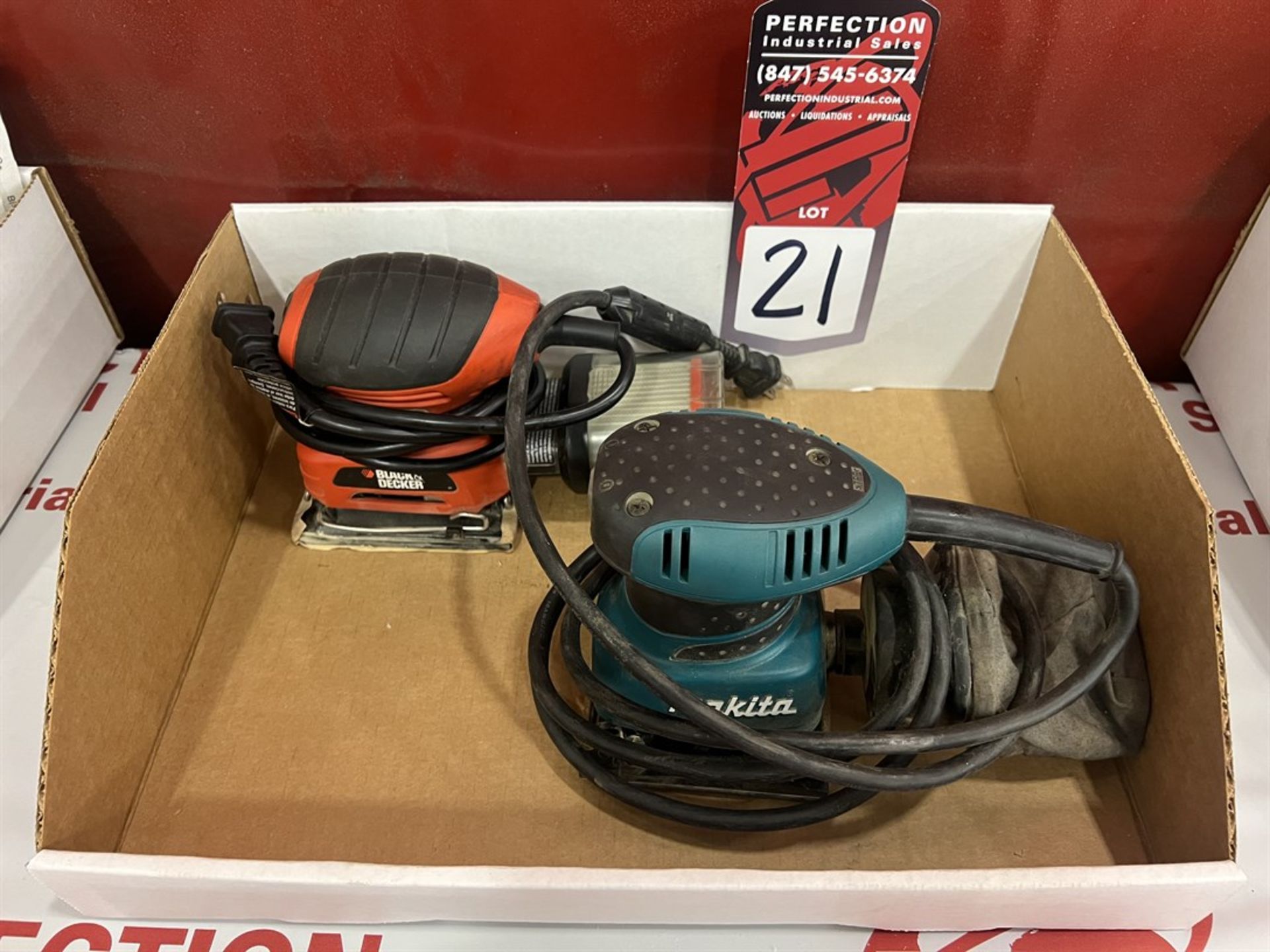 Lot Comprising BLACK & DECKER QS900 and MAKITA BO4556 Finishing Sanders