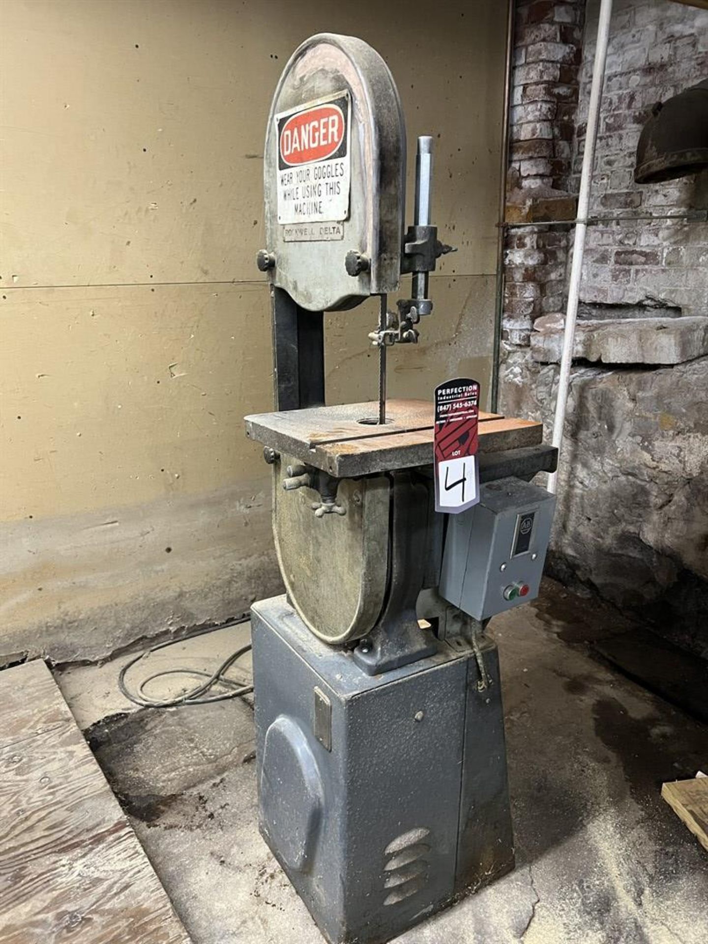 ROCKWELL DELTA 14" Vertical Bandsaw, 14" x 14" Table, 14" Throat