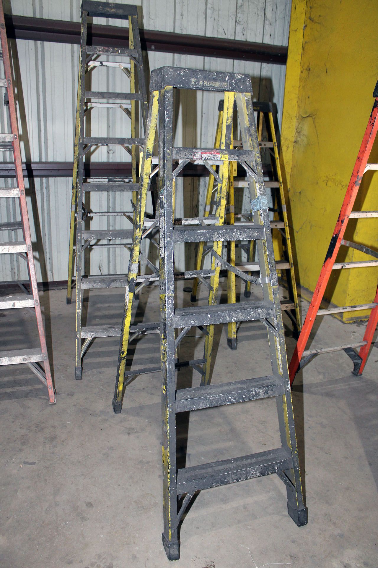 FIBERGLASS STEP LADDER, FEATHER LIGHT 6'