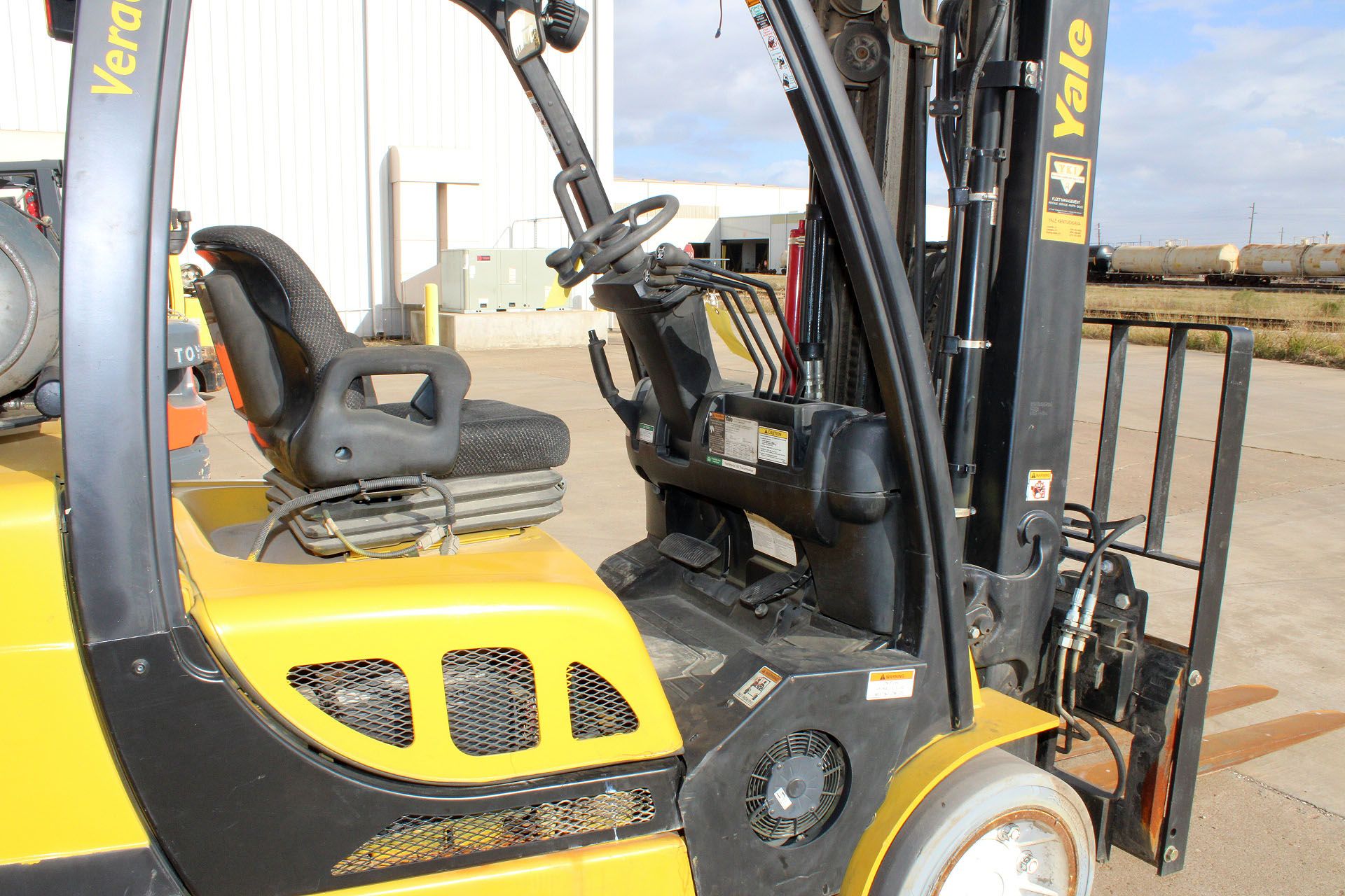 FORKLIFT, YALE 8,000 LB. BASE CAP. MDL. GLC080, new 2016, LPG, 200" max. lift ht., 94" 3-stage mast, - Image 5 of 11
