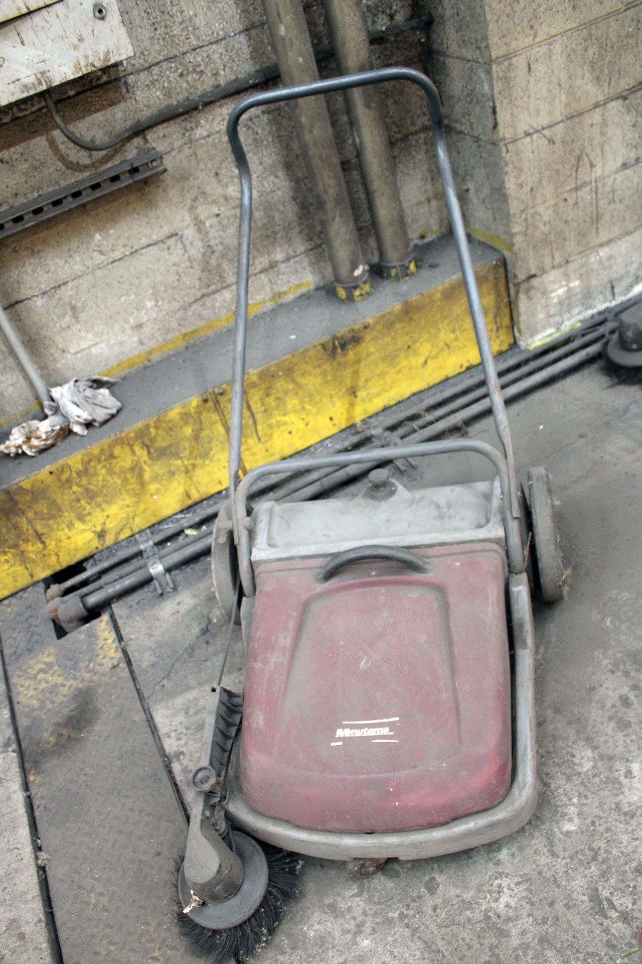 LOT OF FLOOR SWEEPERS (4)