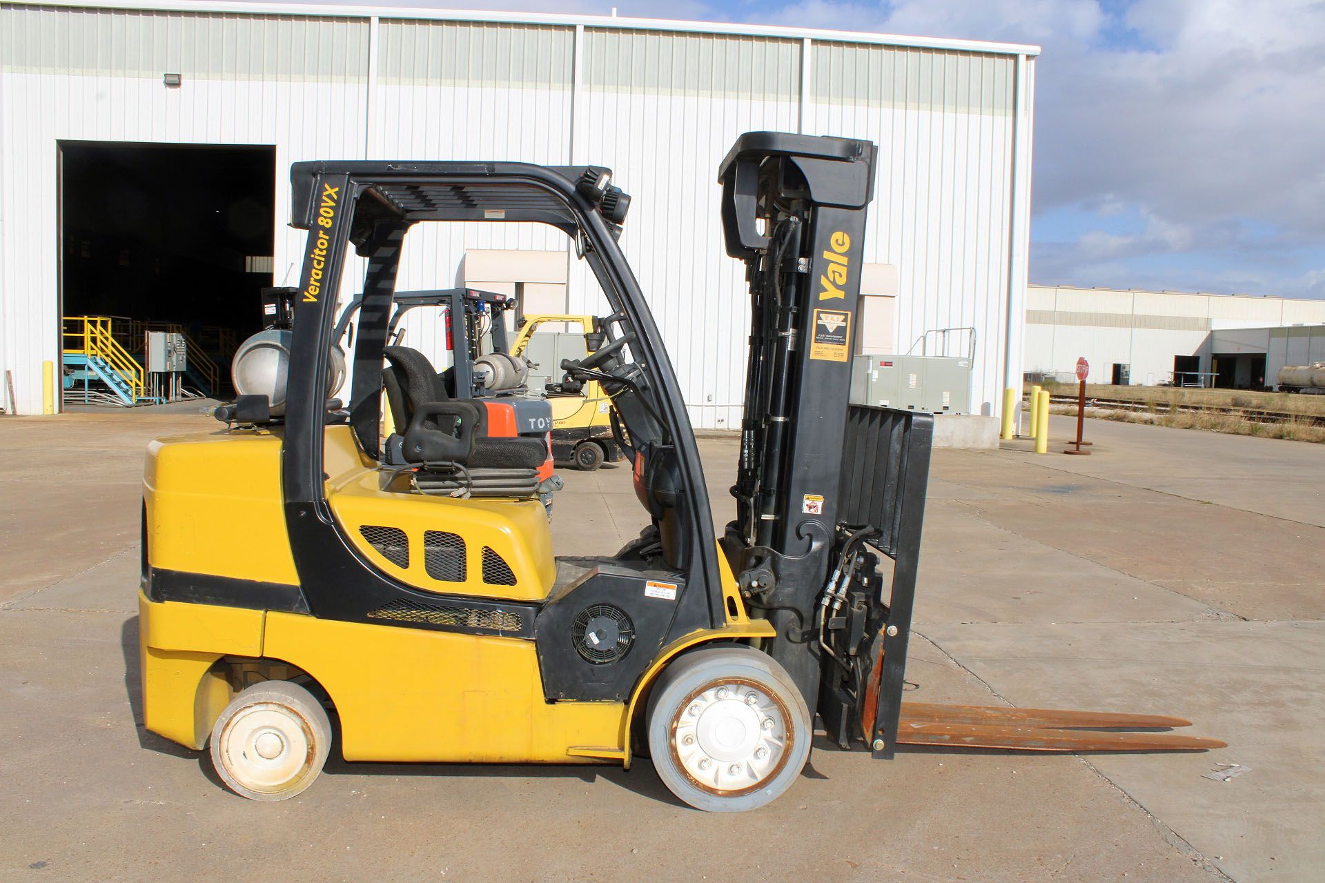 FORKLIFT, YALE 8,000 LB. BASE CAP. MDL. GLC080, new 2016, LPG, 200" max. lift ht., 94" 3-stage mast, - Image 2 of 11