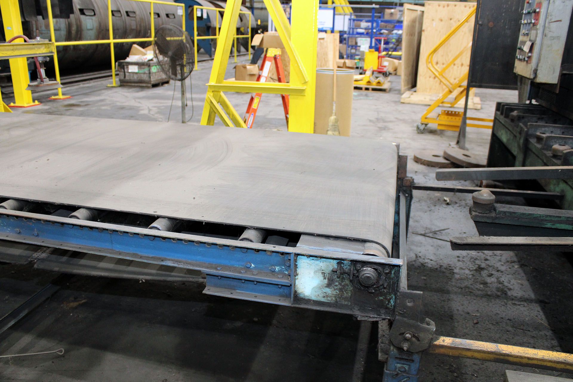 BELT CONVEYOR SYSTEM, ROACH MANUFACTURING, 54" WIDE X 31' LONG, ADJUSTABLE HEIGHT - Bild 2 aus 3