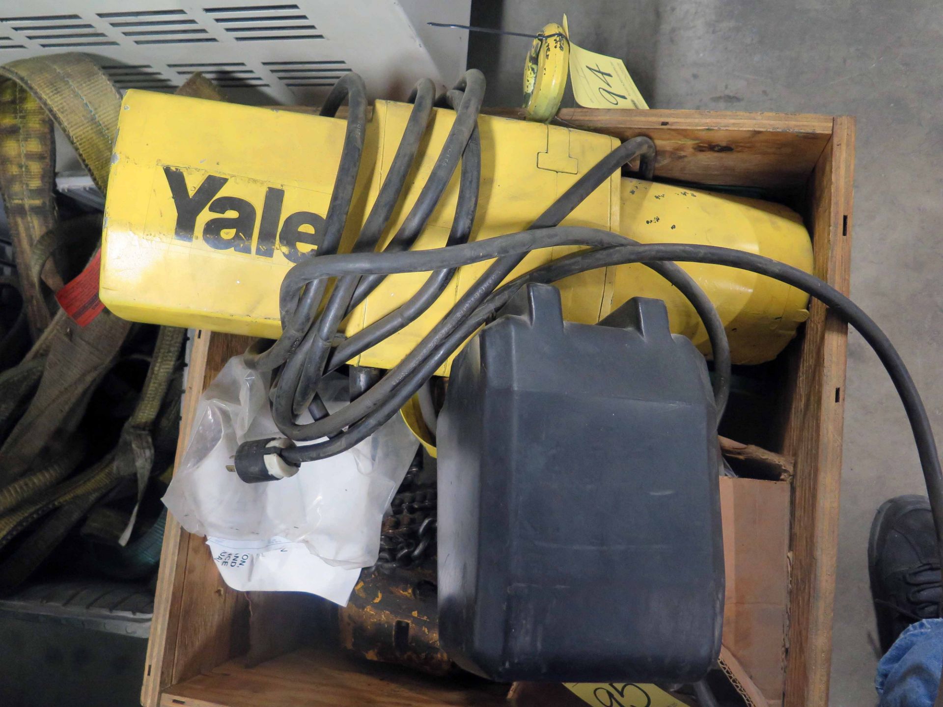 ELECTRIC CHAIN HOIST, YALE, 1 T. CAP.