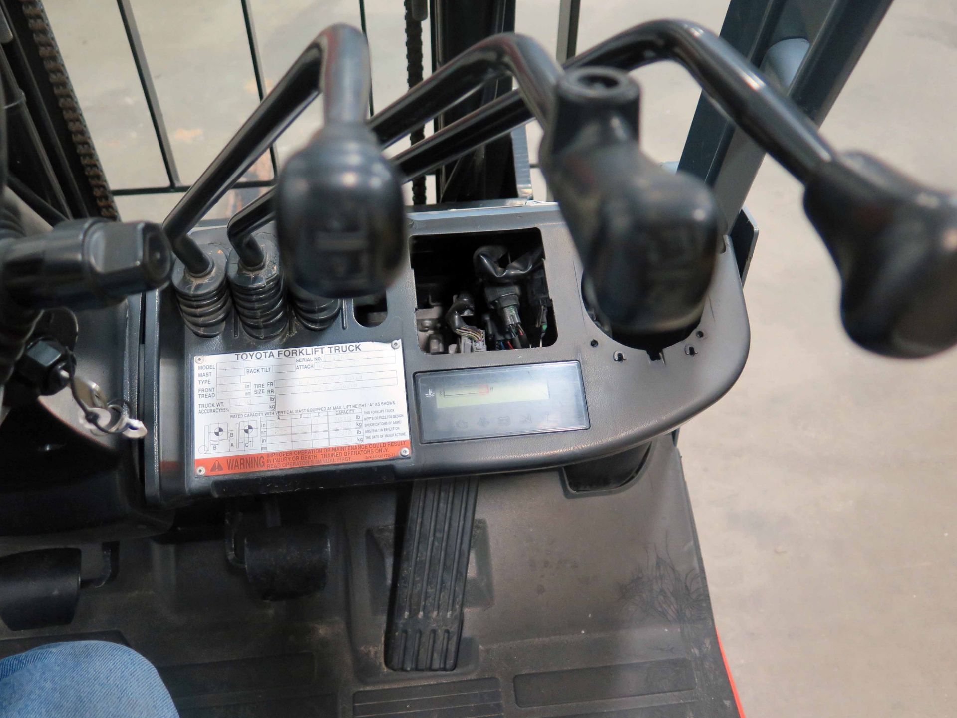 FORKLIFT, TOYOTA 3,000-LB. BASE CAP. MDL. 8FGCU15, new 2013, LPG, 90" 2-stage mast, cushion tires, - Image 8 of 10