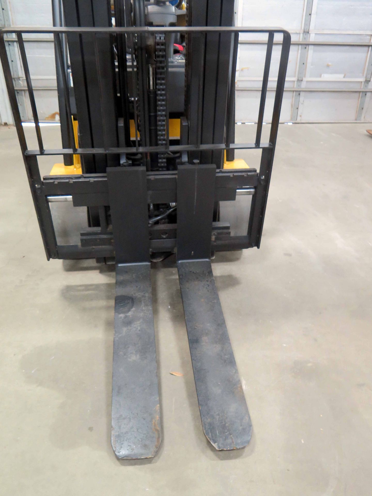 FORKLIFT, YALE 8,000-LB. BASE CAP. MDL. GLC080VXNGAE094, new 2014, LPG, 200" max. lift ht., 94" 3- - Image 5 of 12